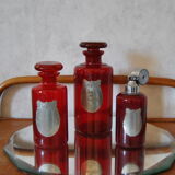 Ensemble de flacon pour salle de bain verre rouge et étain mid-century