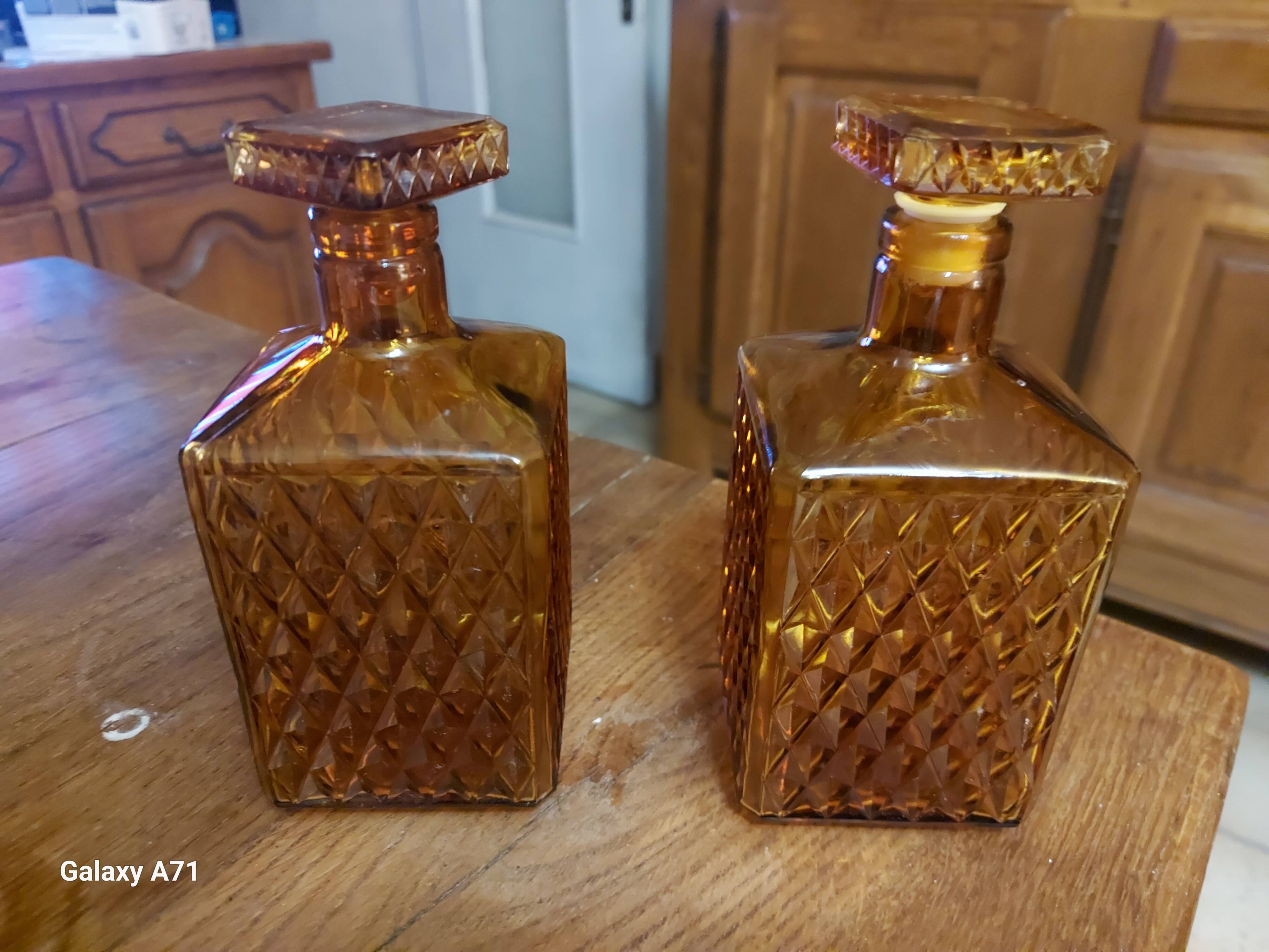 2 carafes à liqueur couleur ambré à pointes de diamant