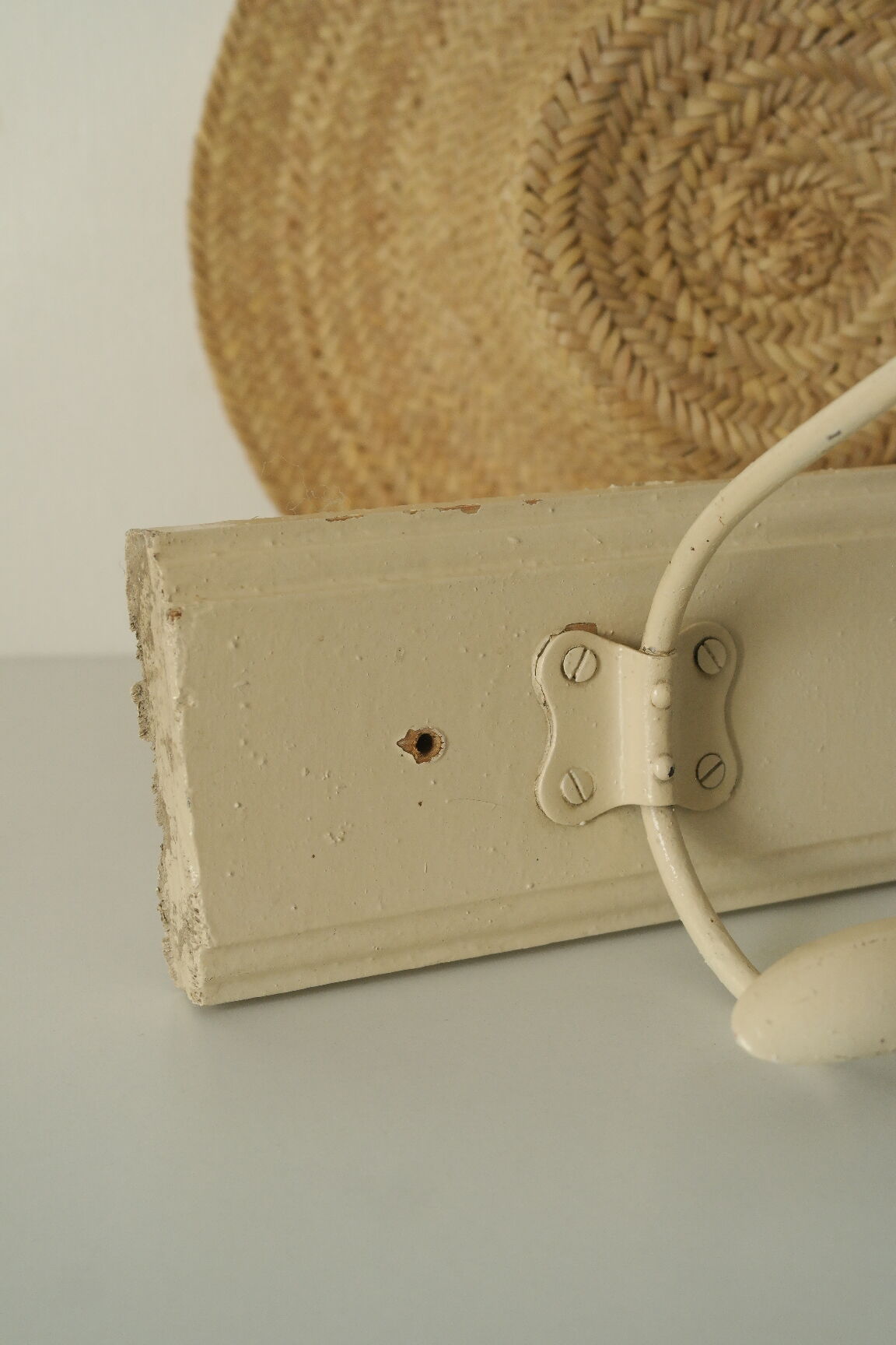 Porte manteau murale vintage bois et métal beige