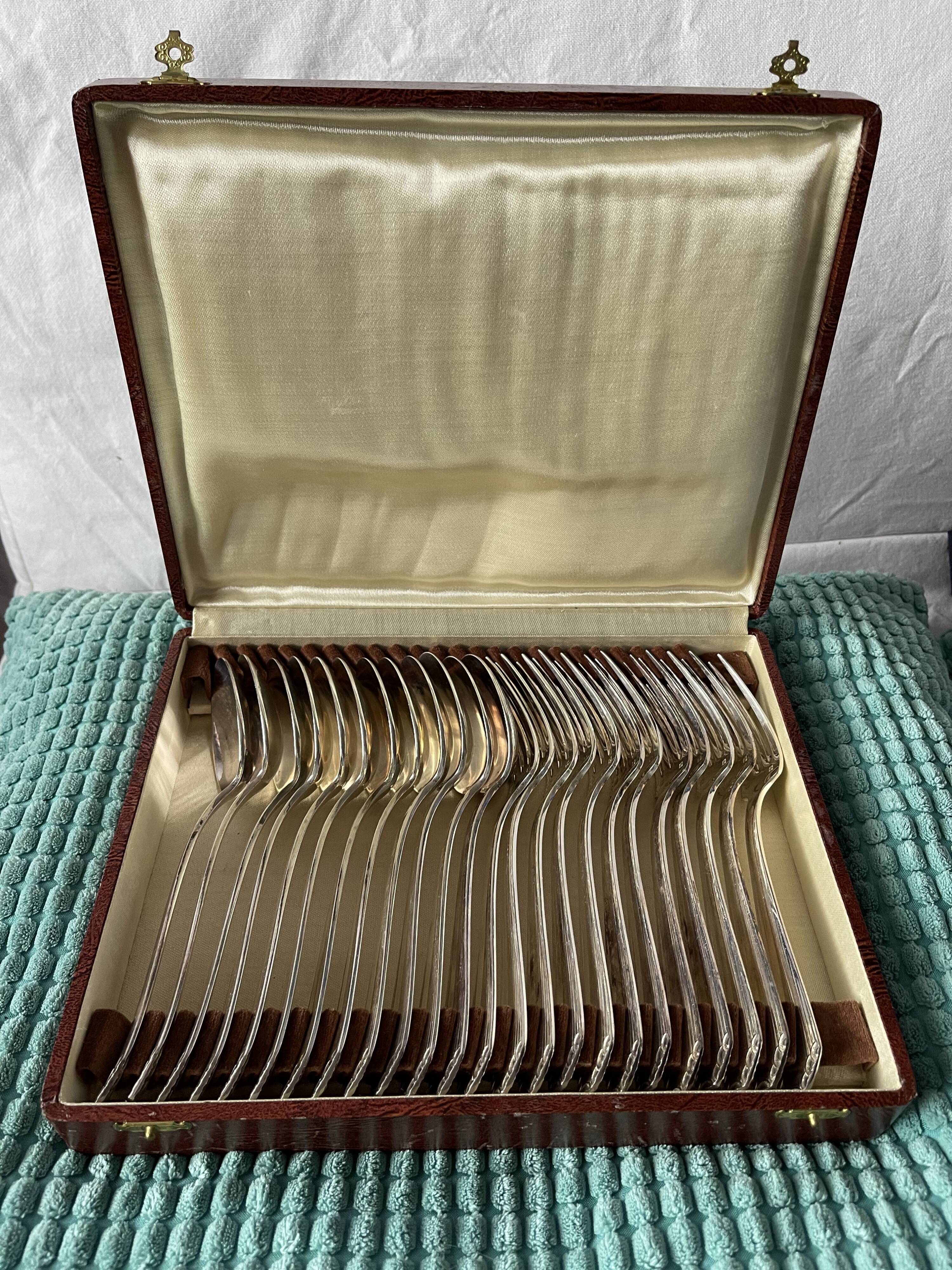 Ménagère de 24 couverts en métal argenté