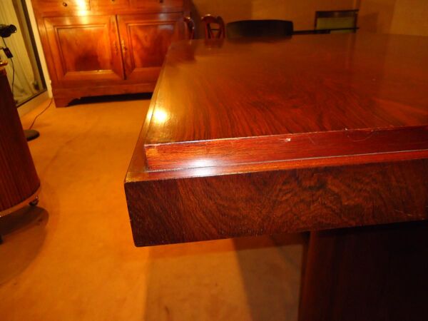 Table de salle à manger moderniste en placage de palissandre .