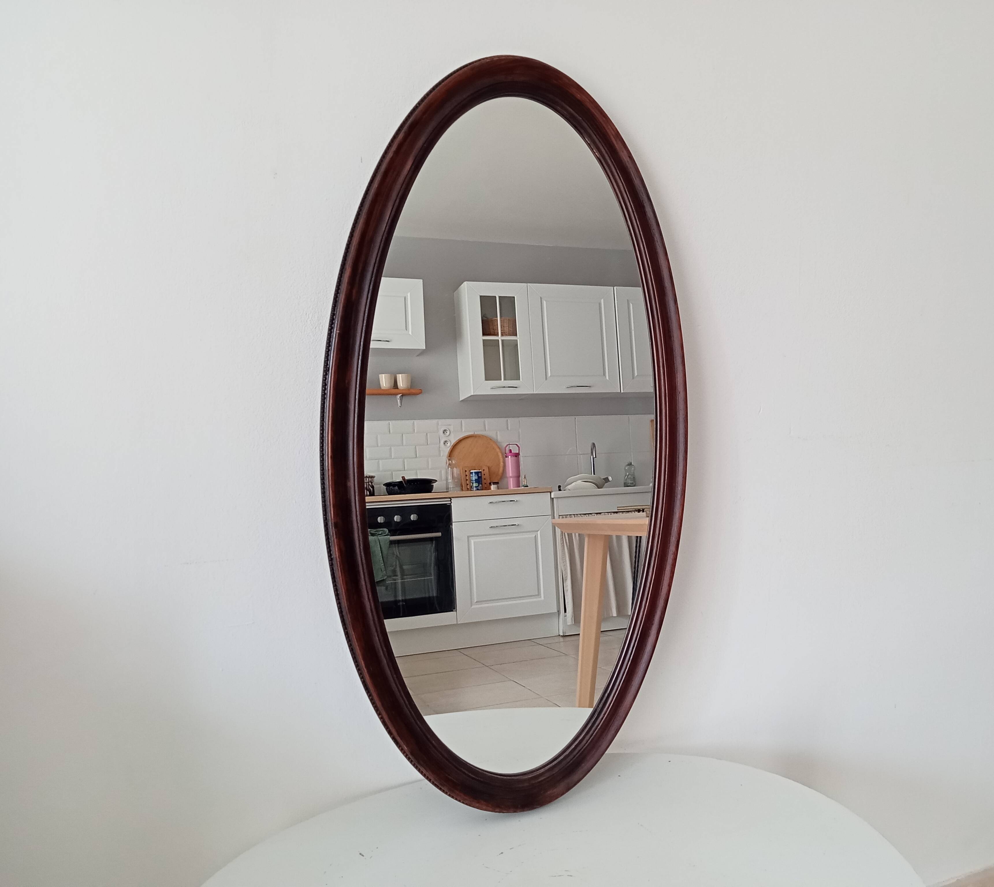 Oval antique mirror in solid wood from the 1960s.