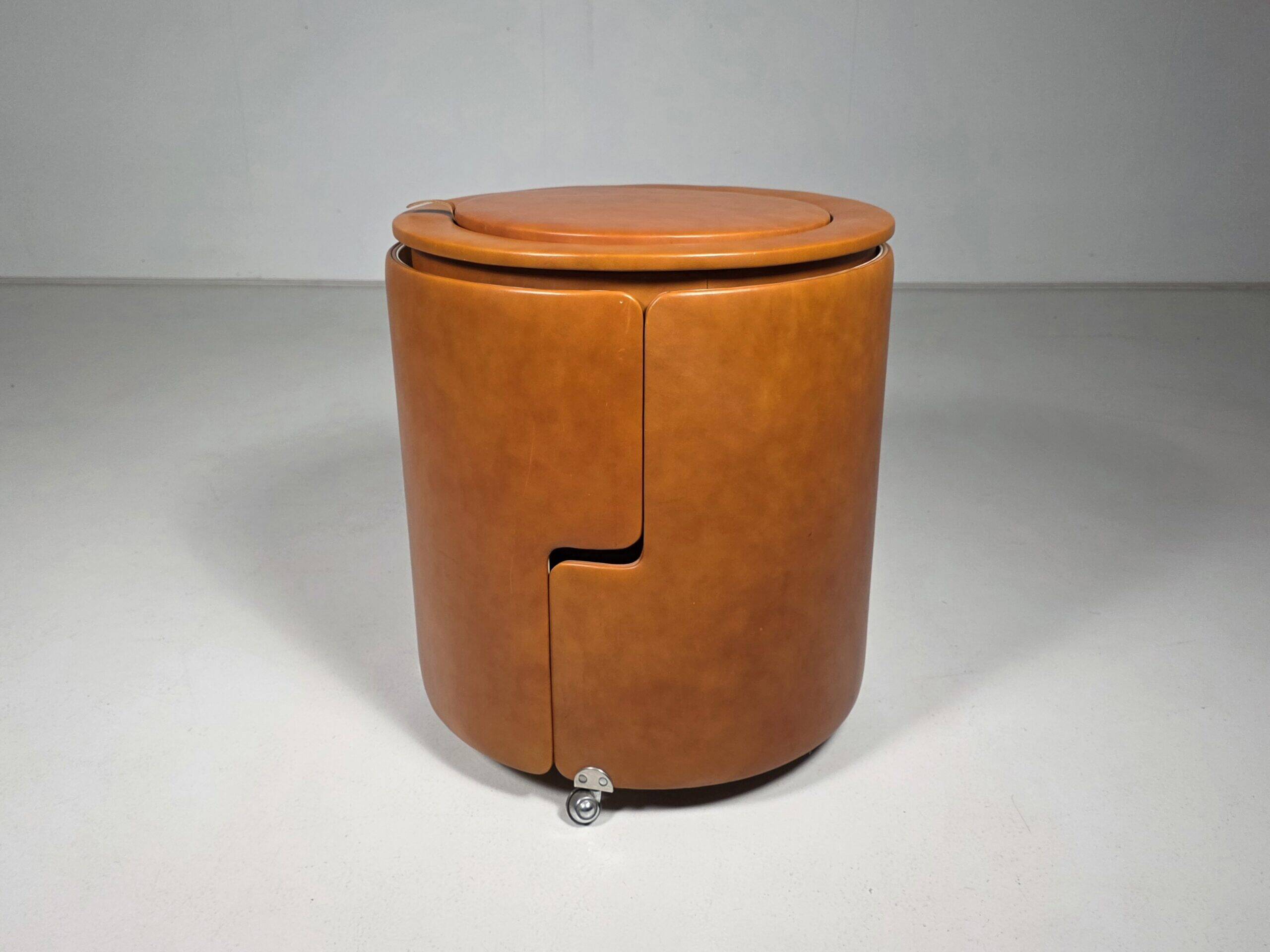 Dilly Dally vanity set by Luigi Massoni for Poltrona Frau