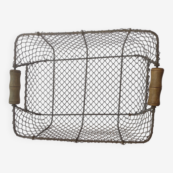Basket with 2 wooden handles in wire mesh