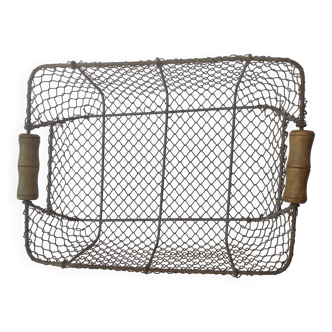 Basket with 2 wooden handles in wire mesh