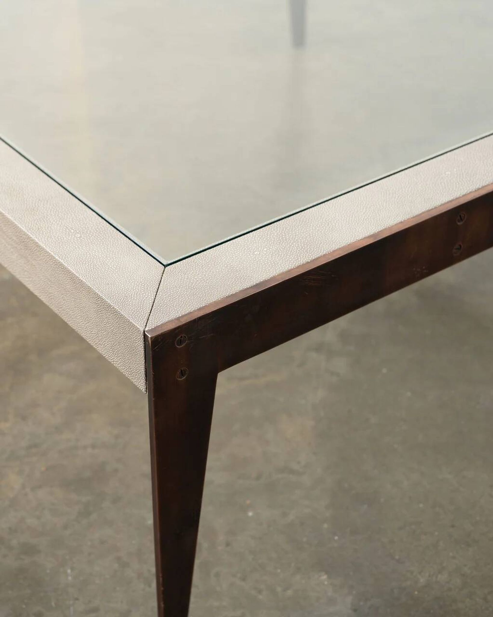 Table basse sur mesure en shagreen et laiton