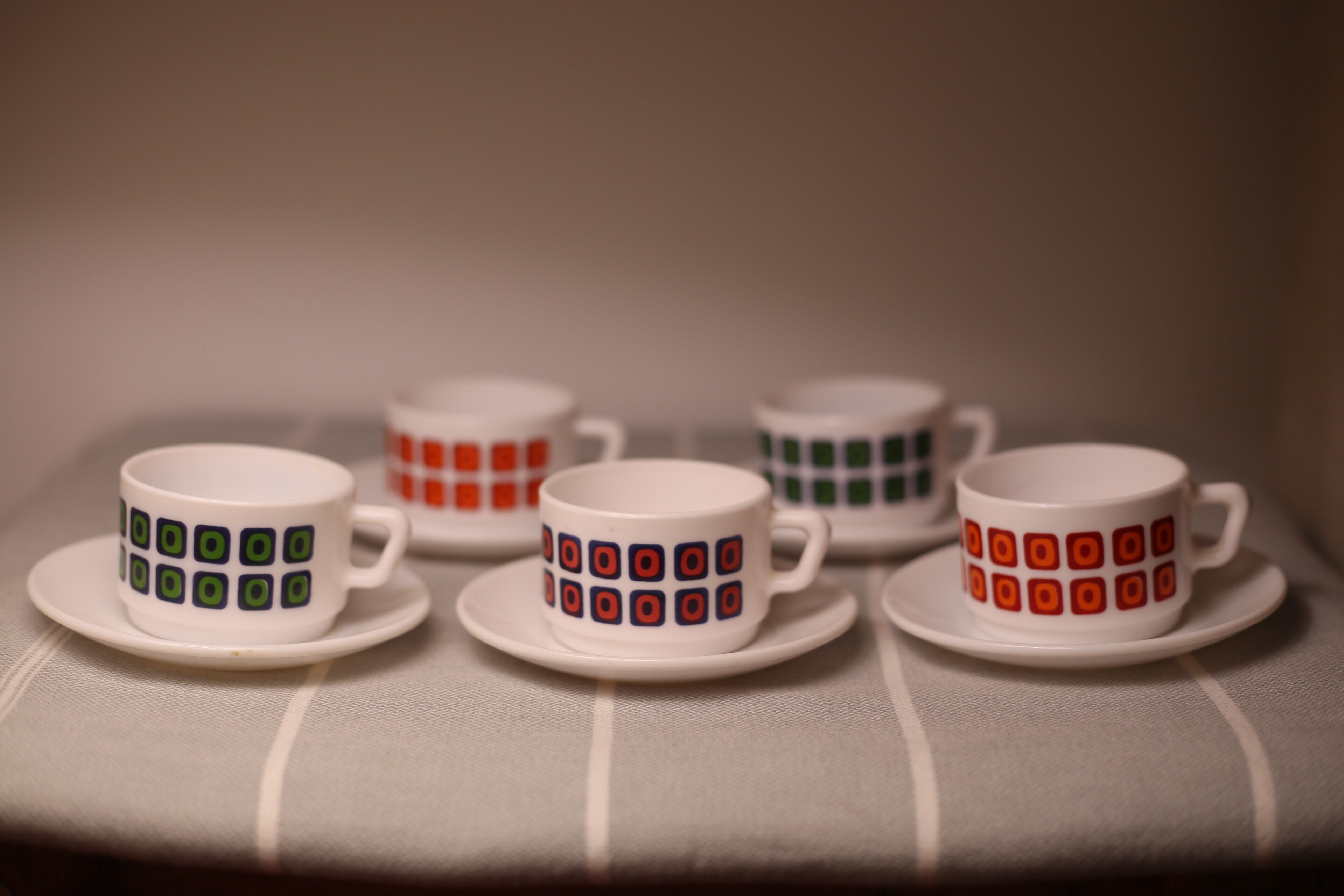 Vintage cups 70s square décor Pop Polka