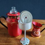 Ancienne cafetière et pot à lait en tôle émaillée