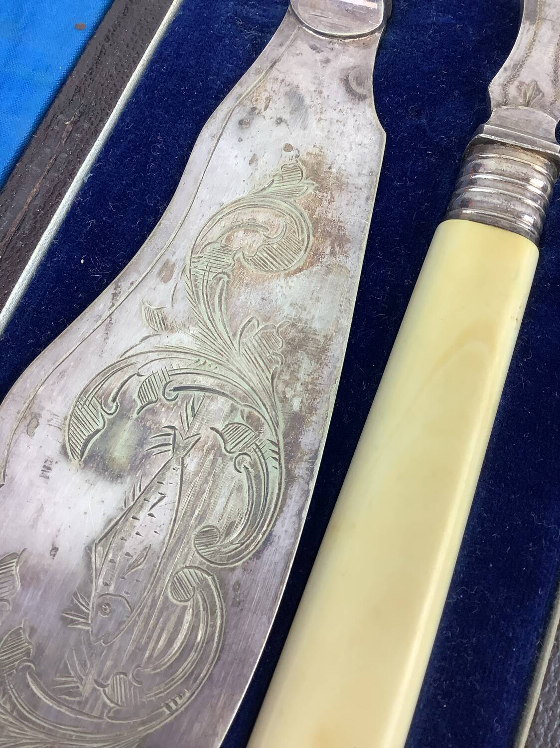 Antique fish service