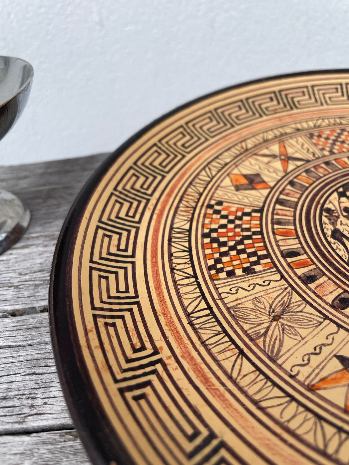 Assiette décorative grecque en terre cuite géométrique
