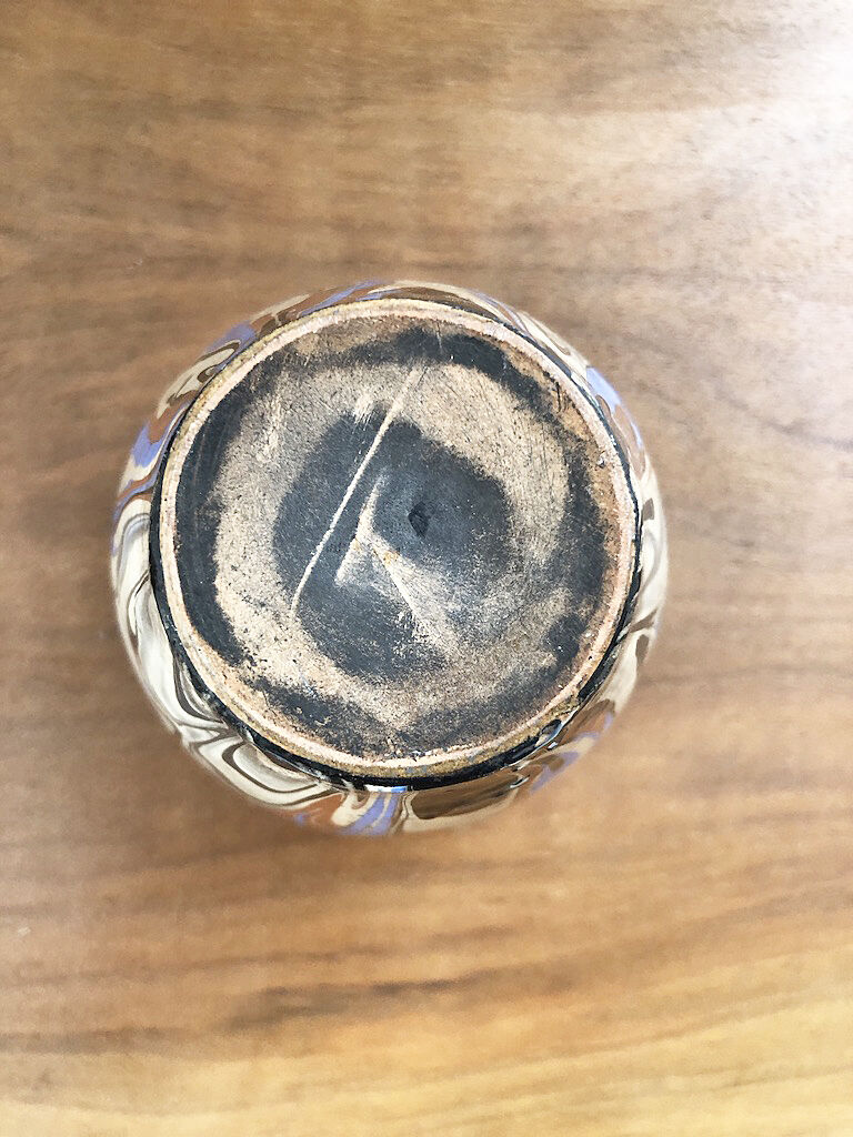 Vase dripping in varnished earth