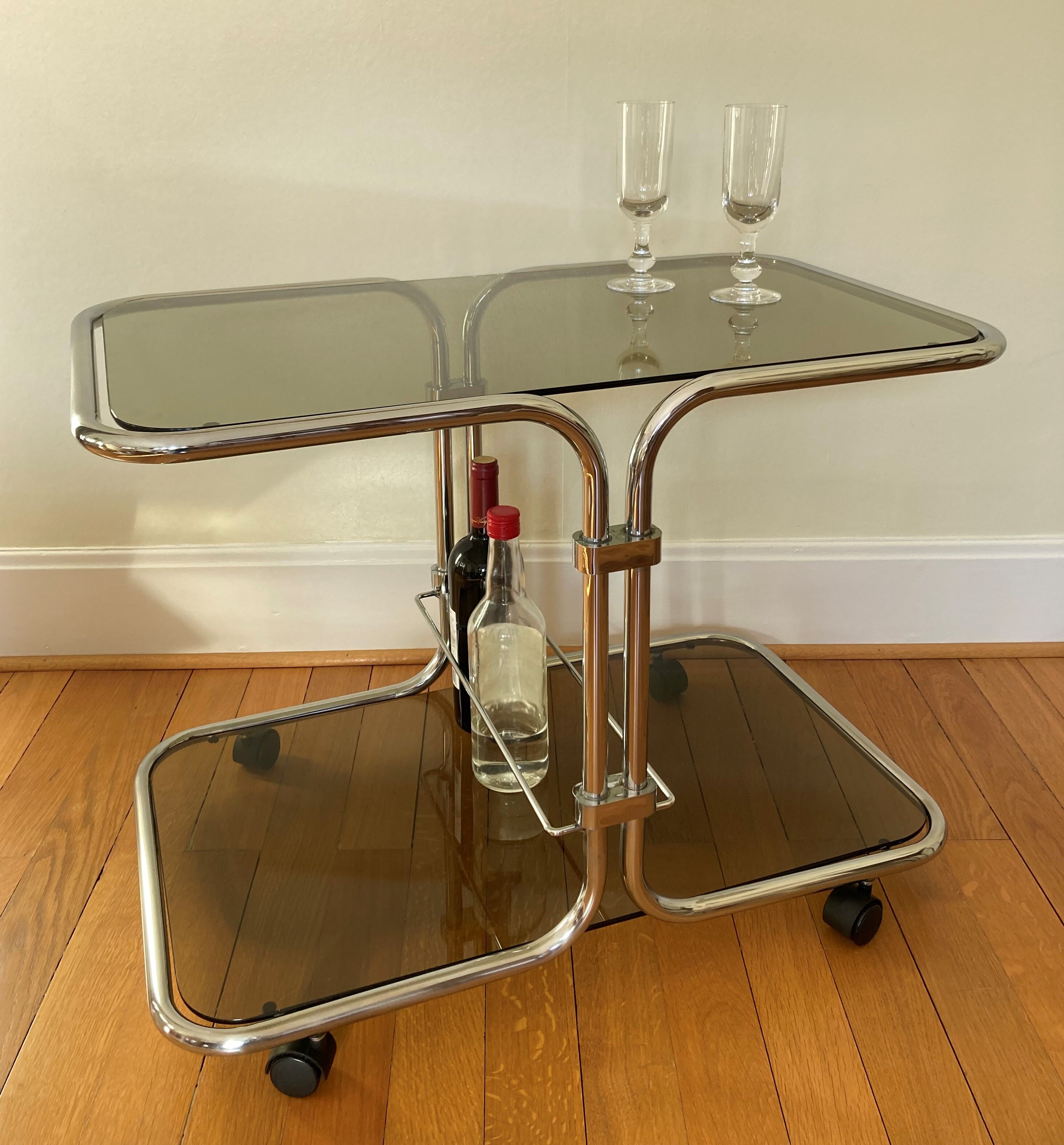 Desserte bar métal chromé et verre fumé