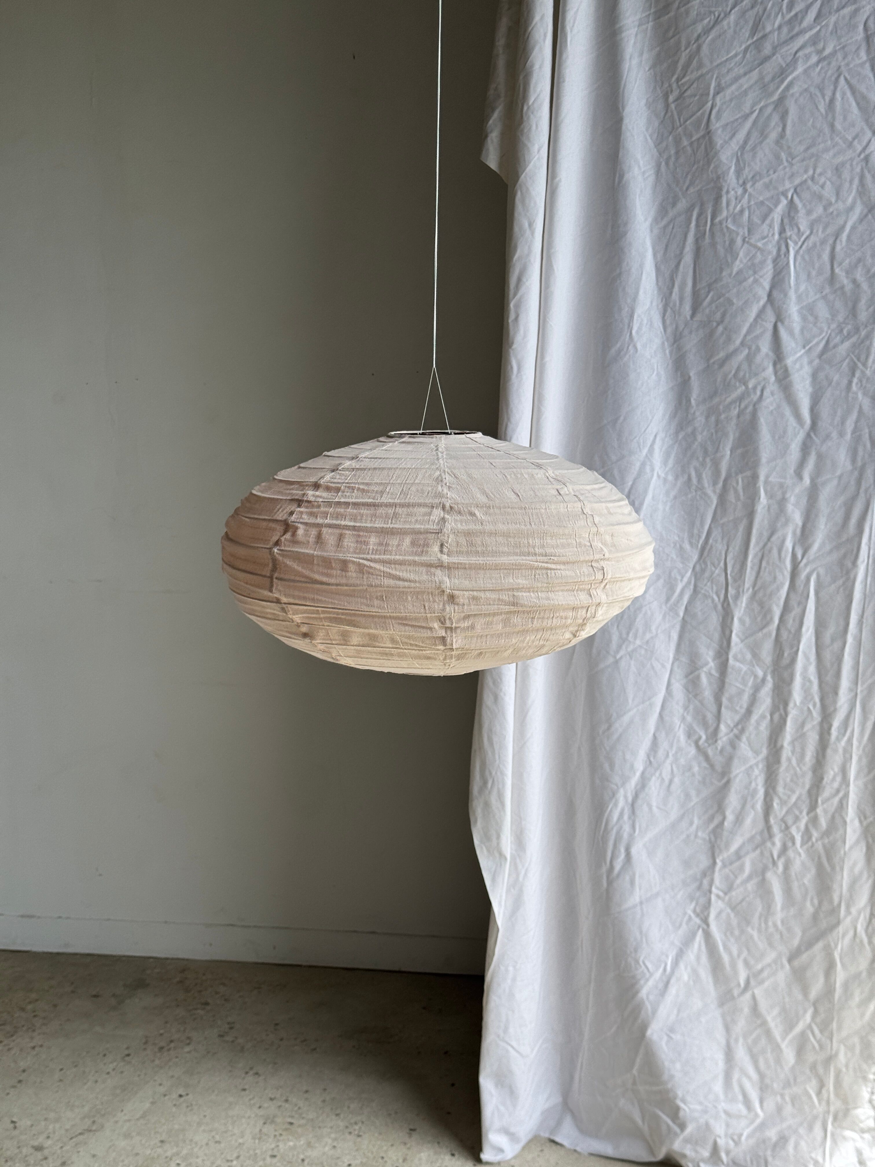 Grande suspension en rotin et lin naturel japonisante ovale aplatie rosée