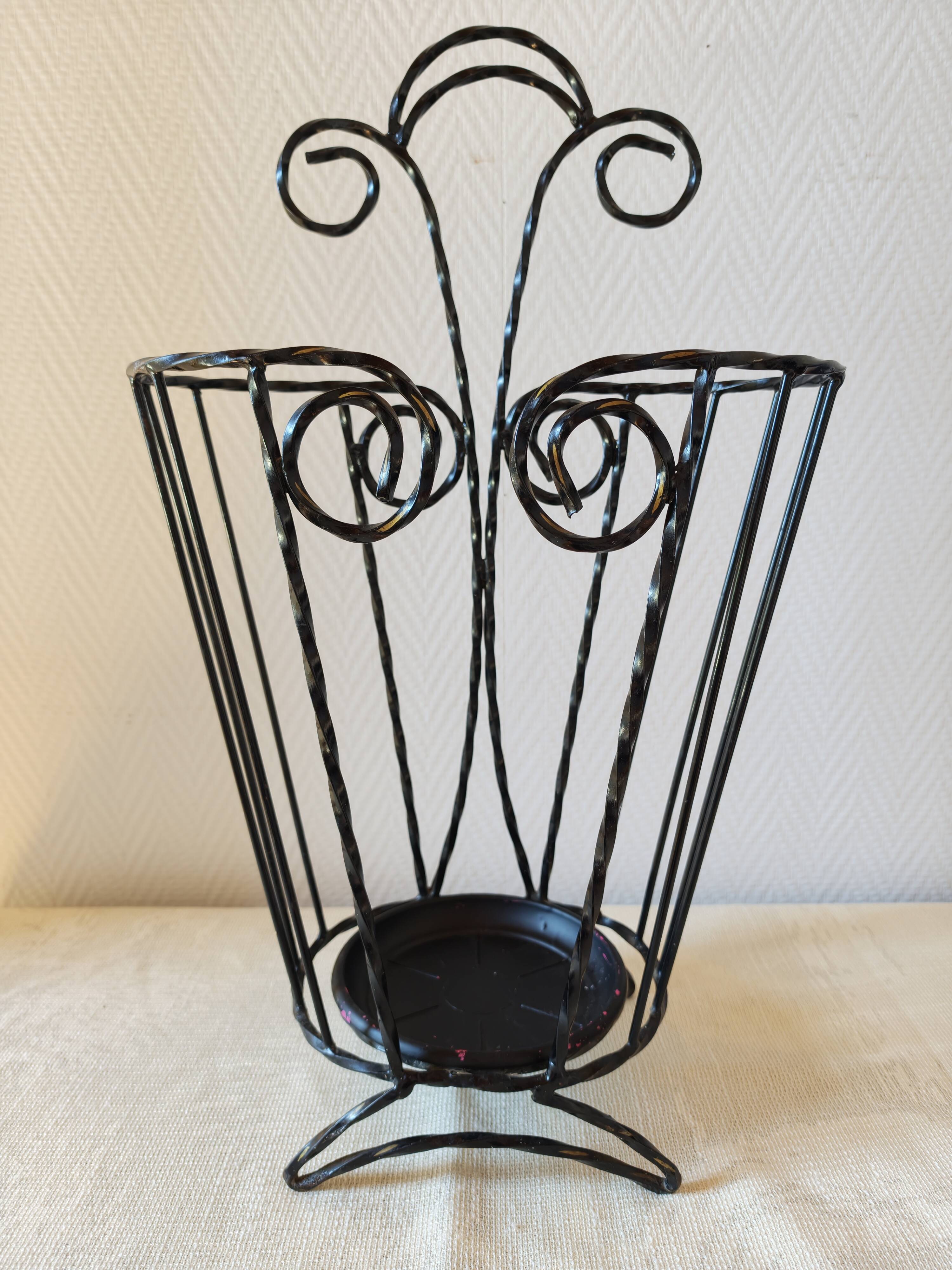 Porte-parapluie vintage en fer torsadé – années 60