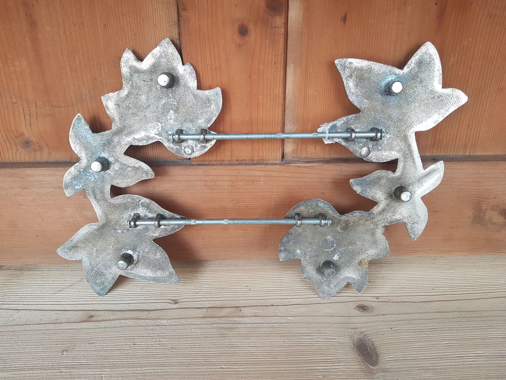 Underside flat silver metal extendable decoration leaves