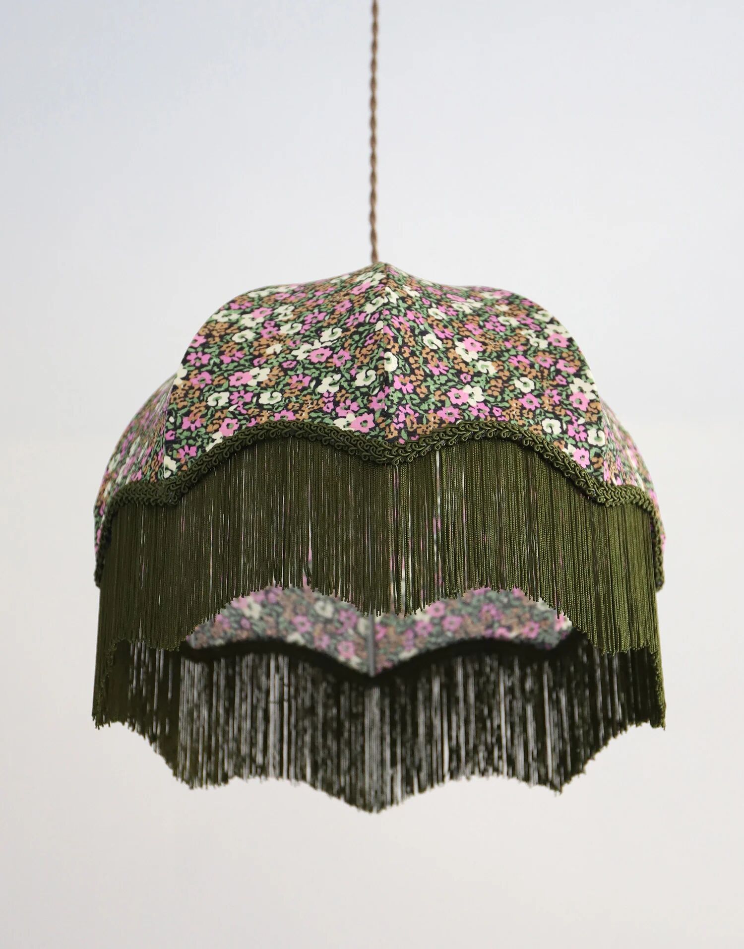 Suspension vintage recyclée à franges — forme dôme et motif fleuri
