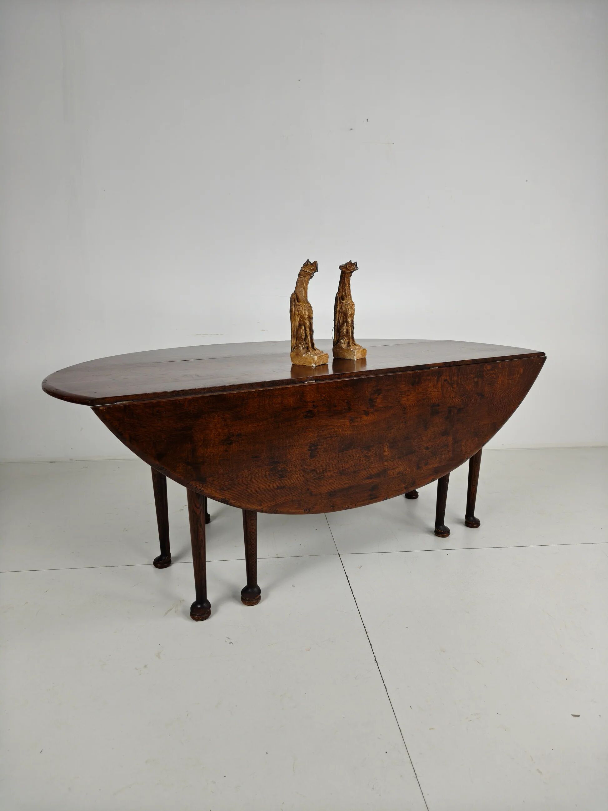 Antique English drop-leaf dining table – Victorian – 8 legs – oval shape – seats 8
