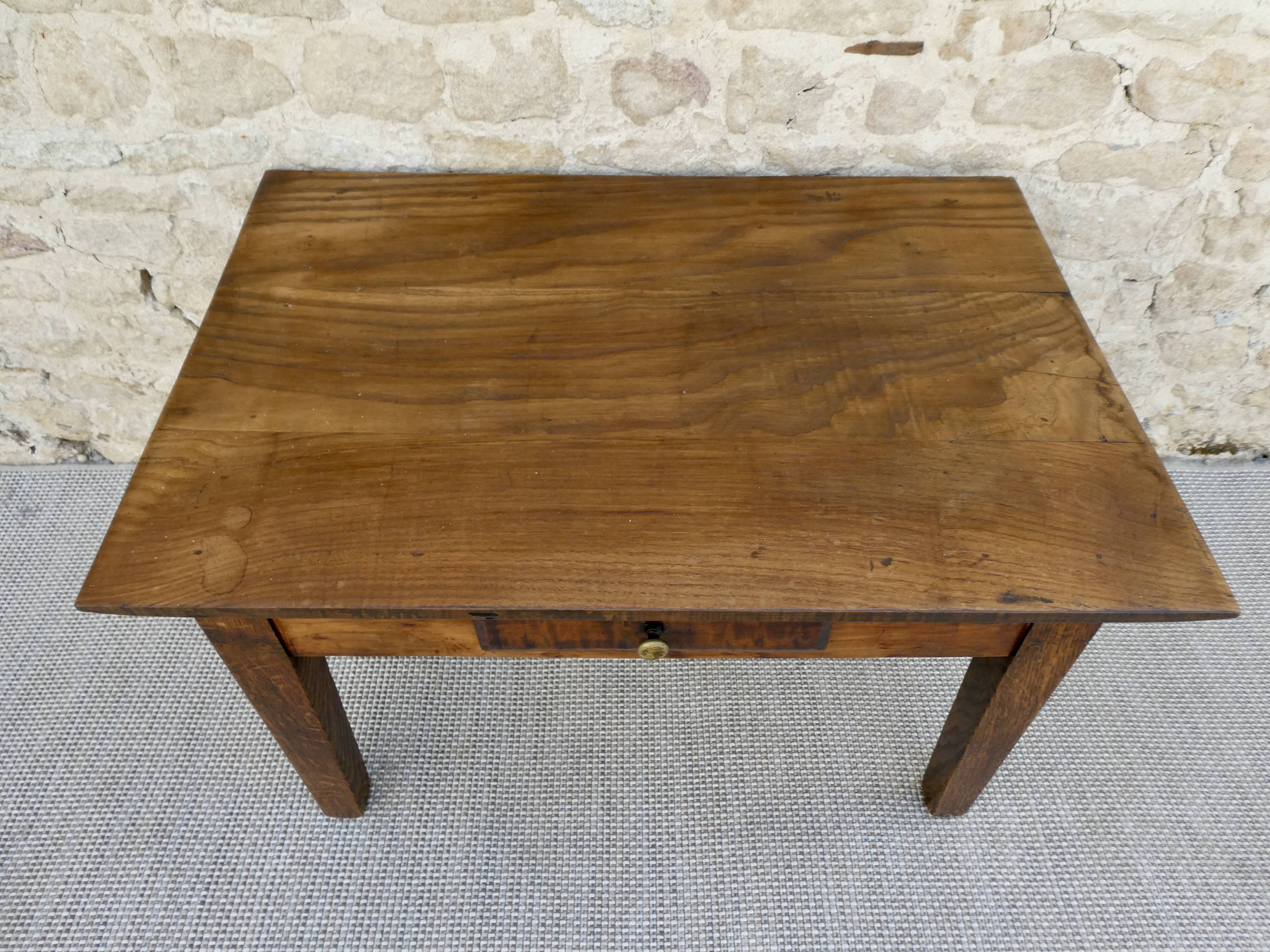Solid wooden coffee table, with drawer