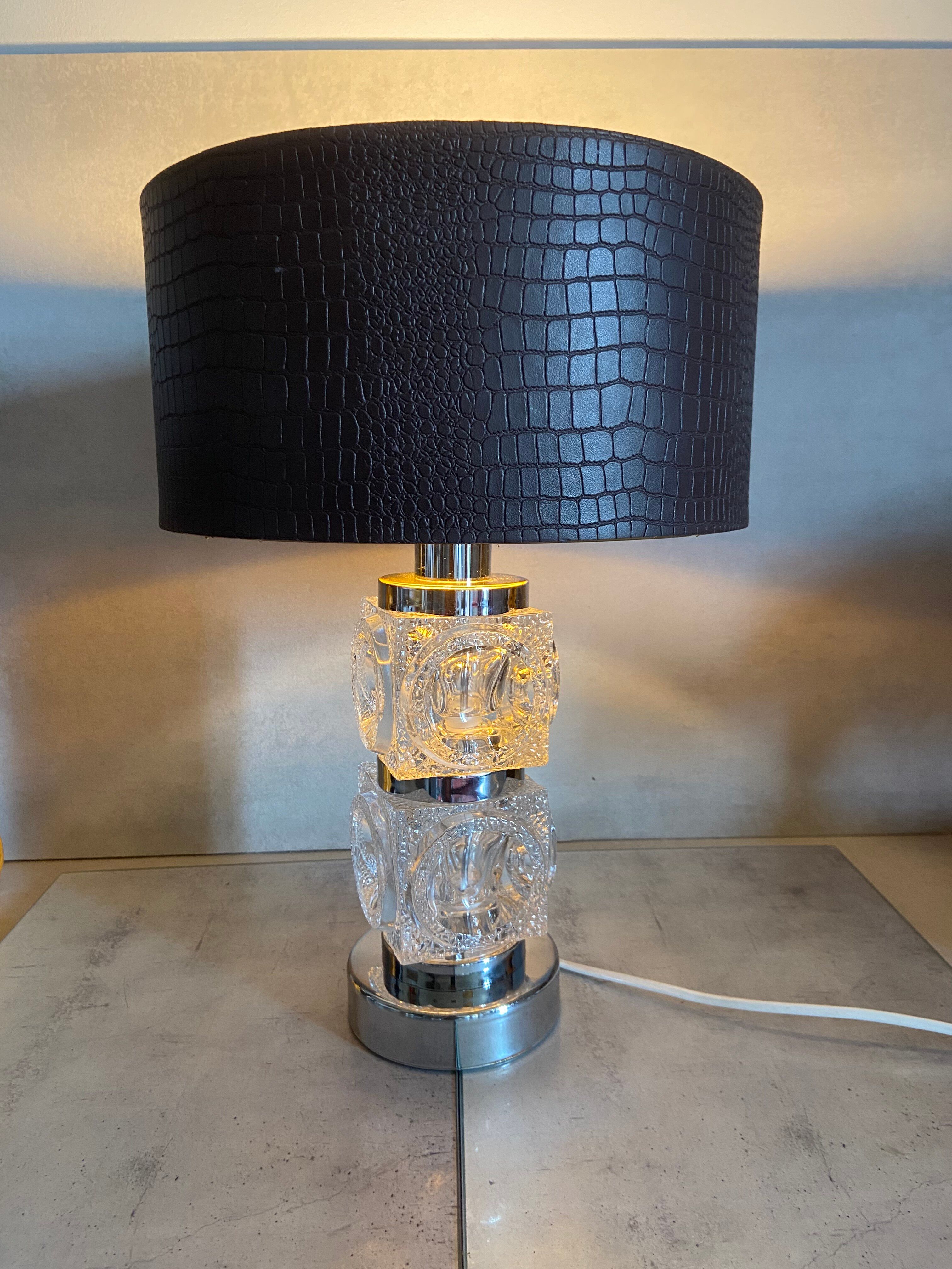 Lampe de table moderniste en verre texturé et chrome Peill & P