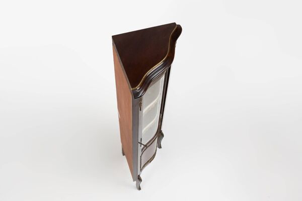 Vitrine d'angle de style Louis XV avec verre bombé, vers 1950