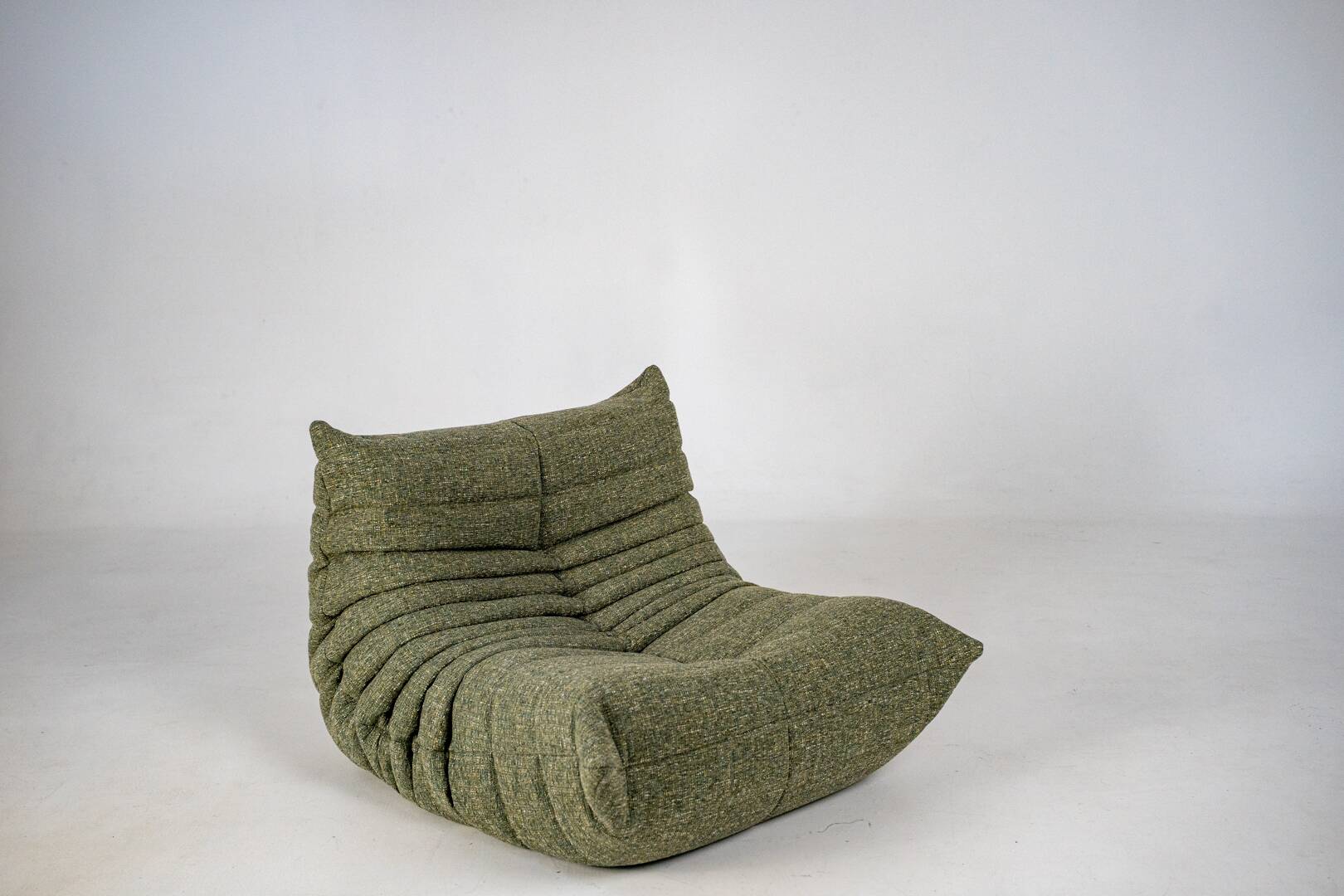 Fauteuil et pouf Togo en tweed émeraude