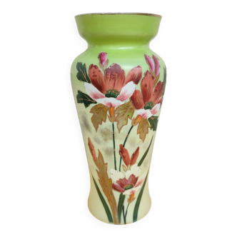 Vase en verre opalin à décor émaillé et peint de fleurs début XXe