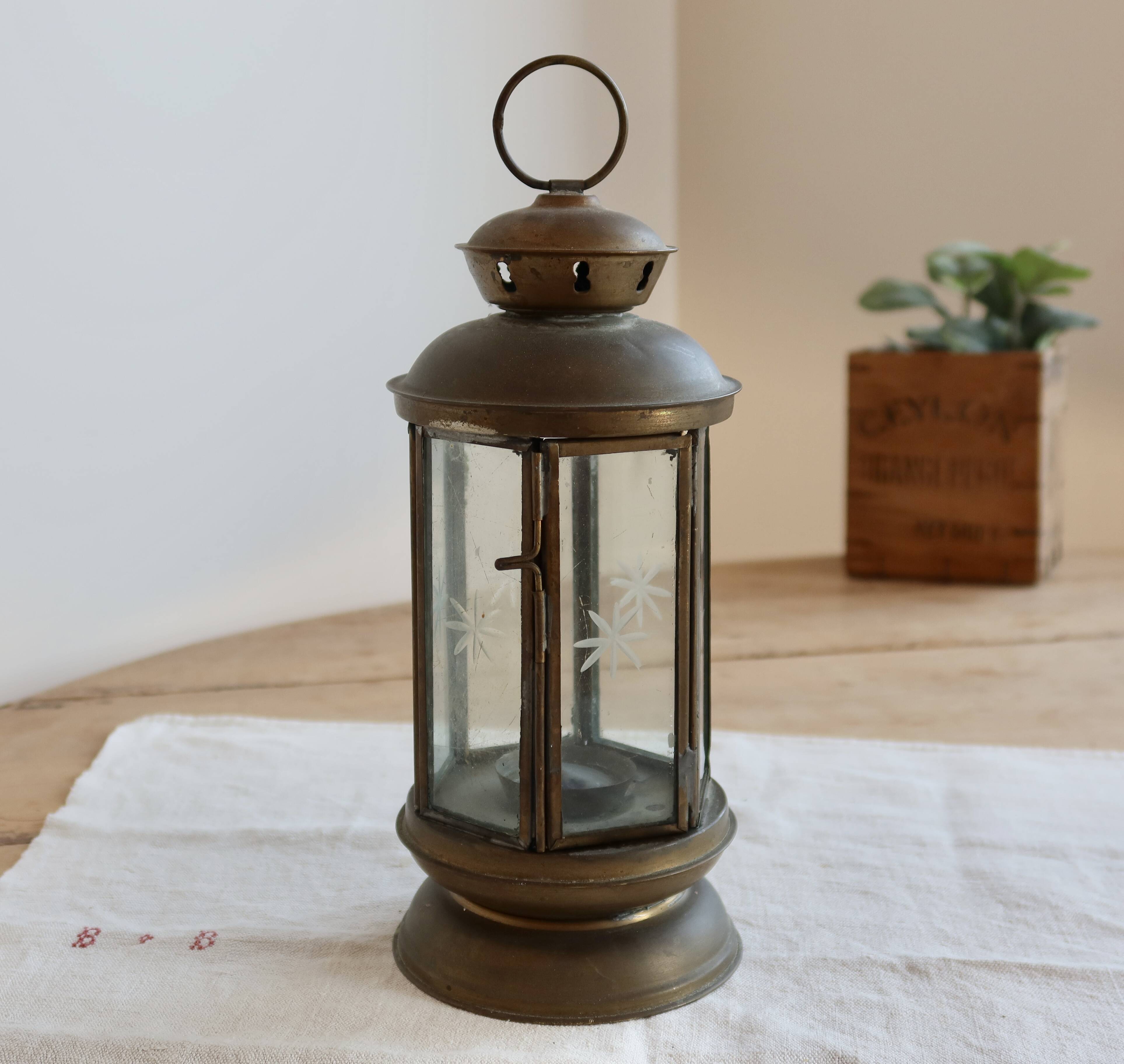 Antique lantern in patinated gold metal and engraved glass – decorative candlestick style
