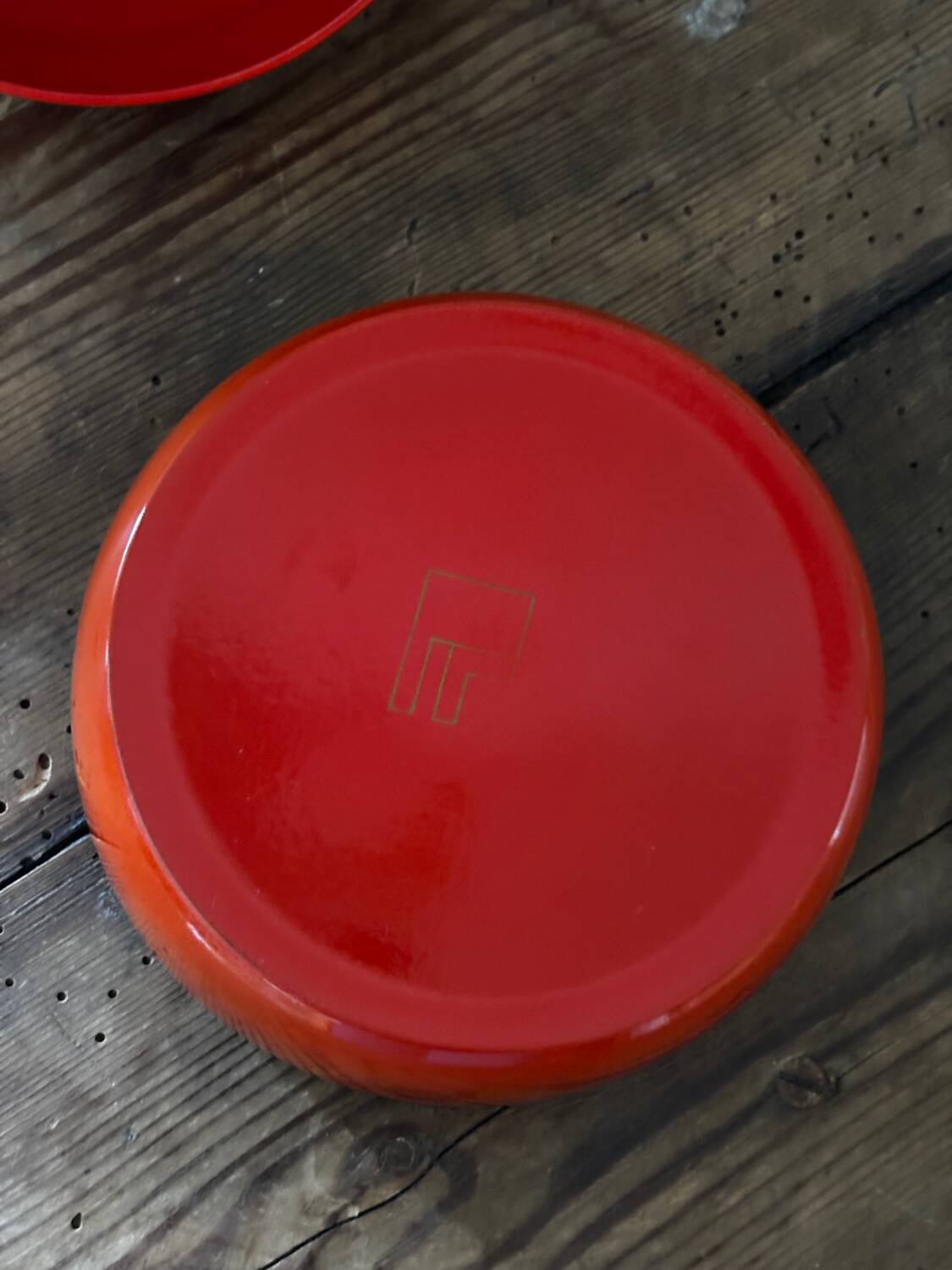 Vintage design 60s small round orange box