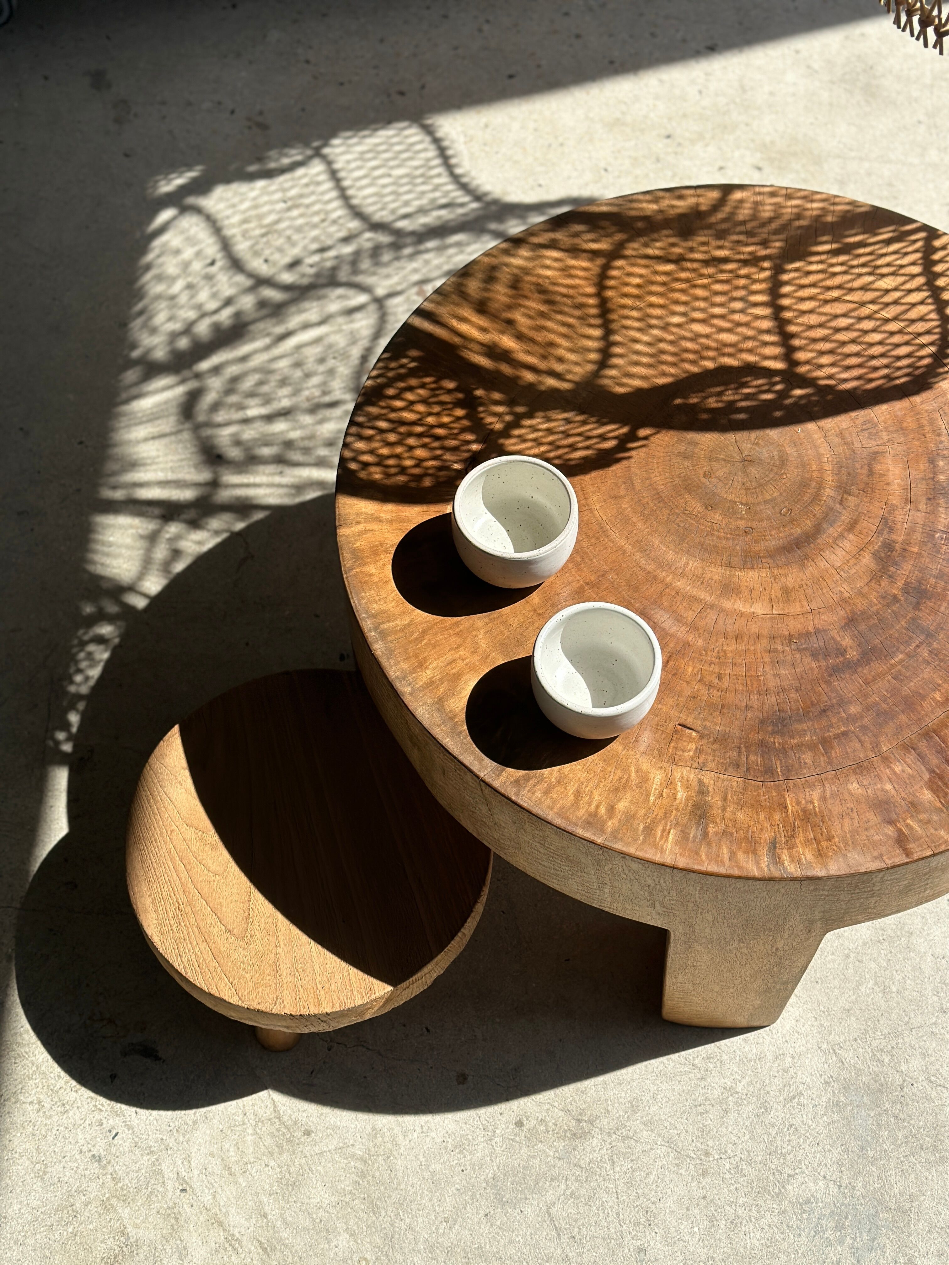 Quadripod coffee table in solid wood monoxyl natural color (dark)