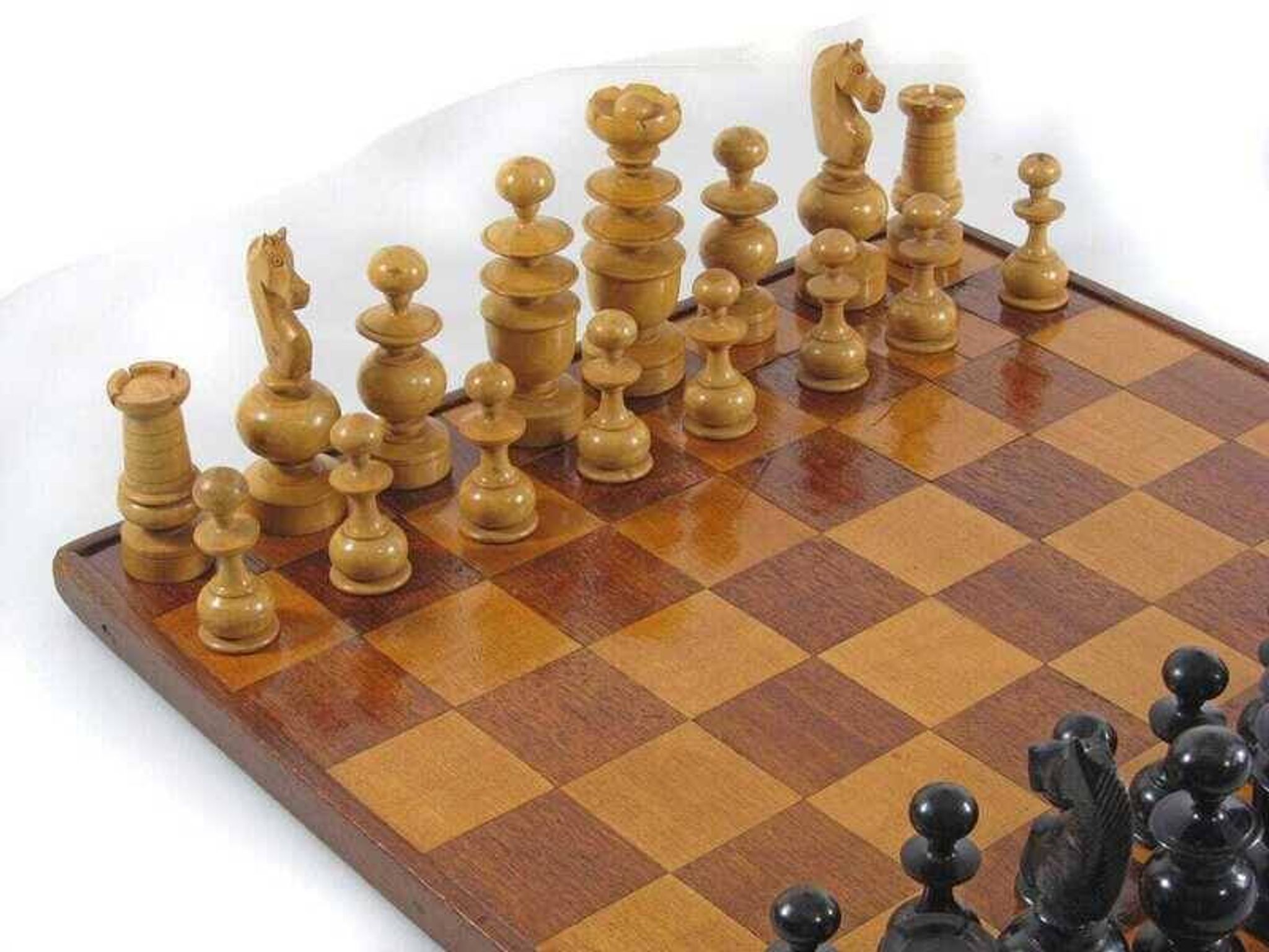Ensemble d'échecs en bois ancien et plateau