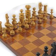 Ensemble d'échecs en bois ancien et plateau