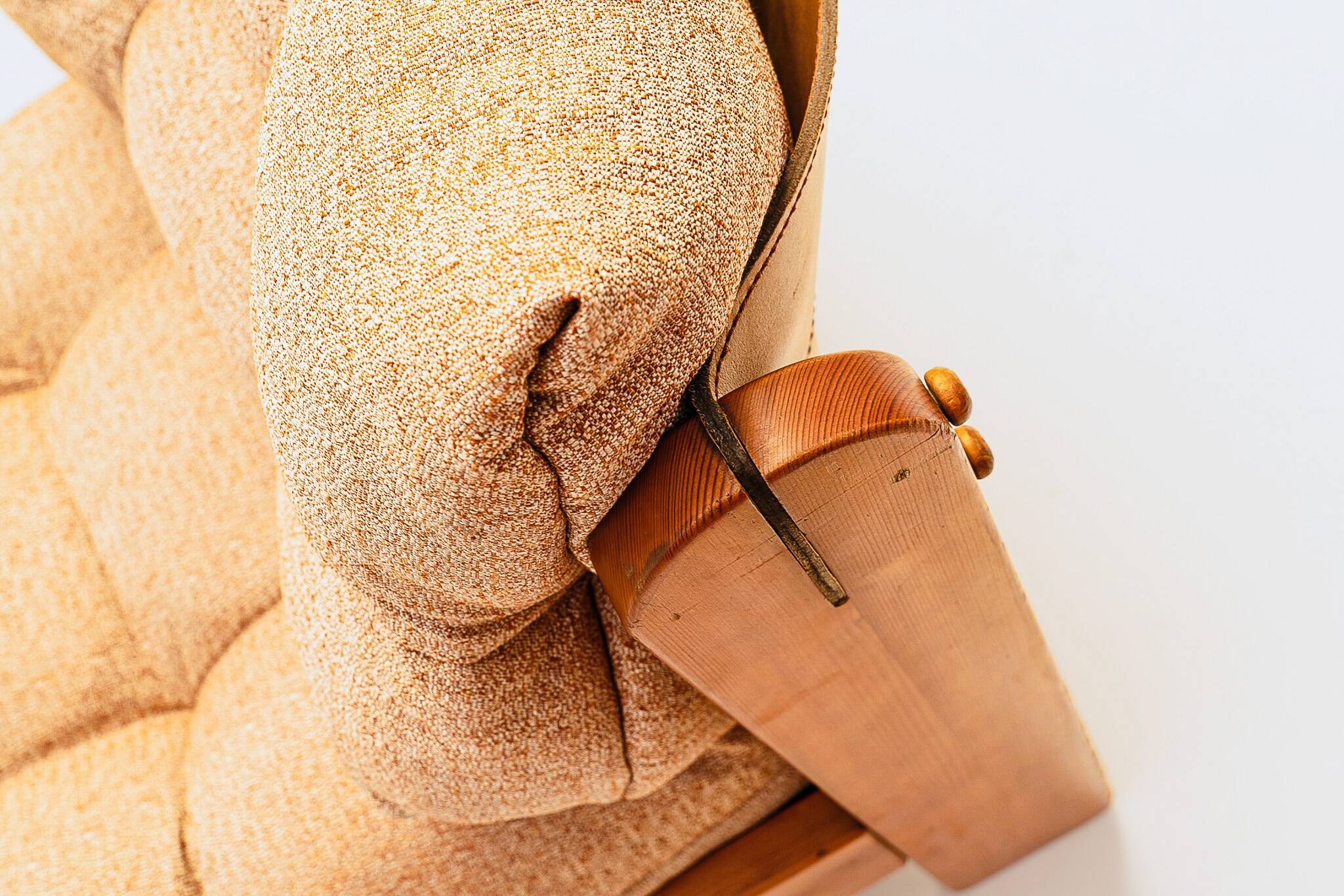 Low armchair in pine wood with bronze fabric