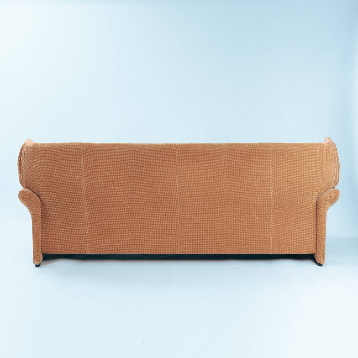 Sofa Maralunga Cassina Portovenere Vico Magistretti en pêche saumon.