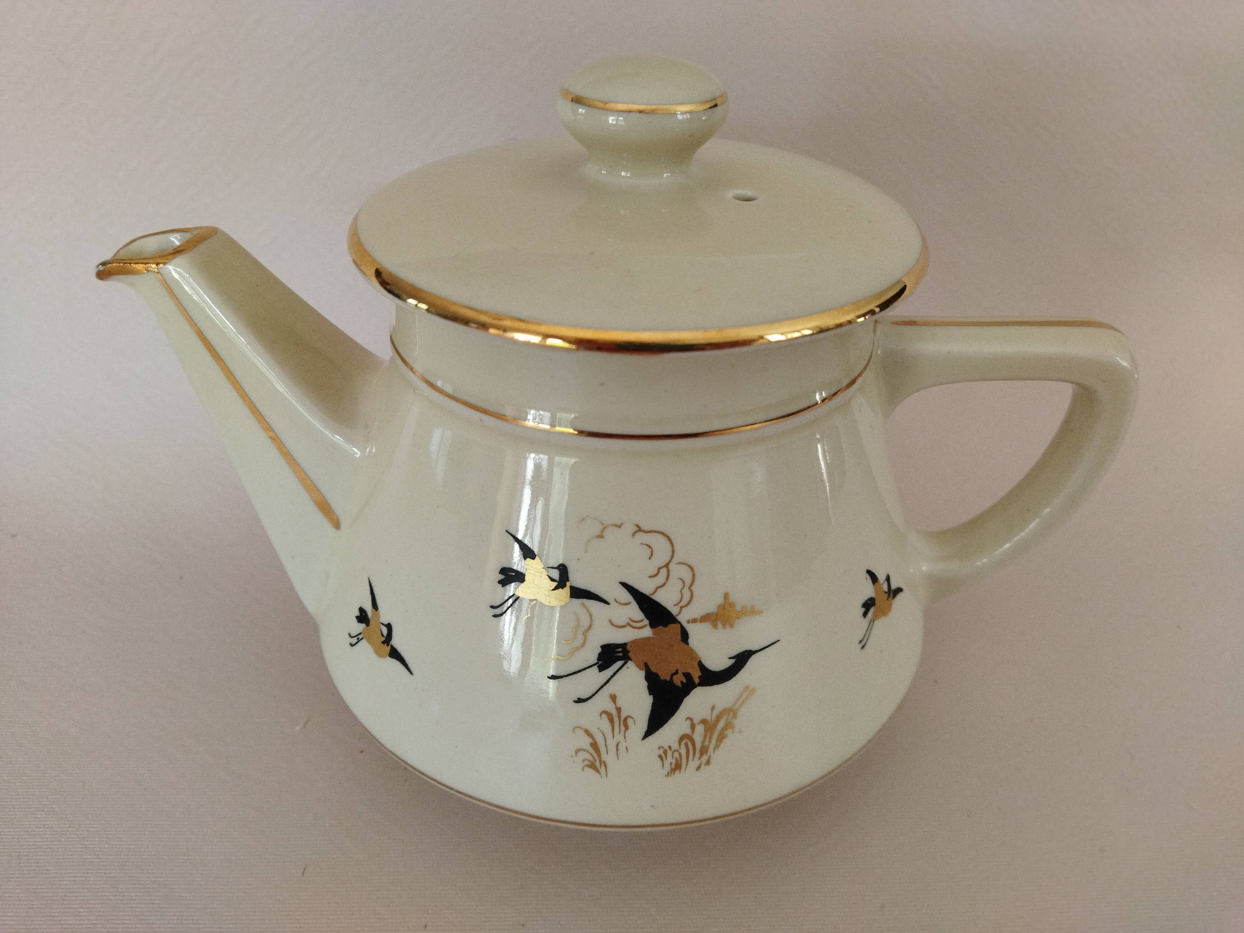 Salam pourer with Japanese motifs