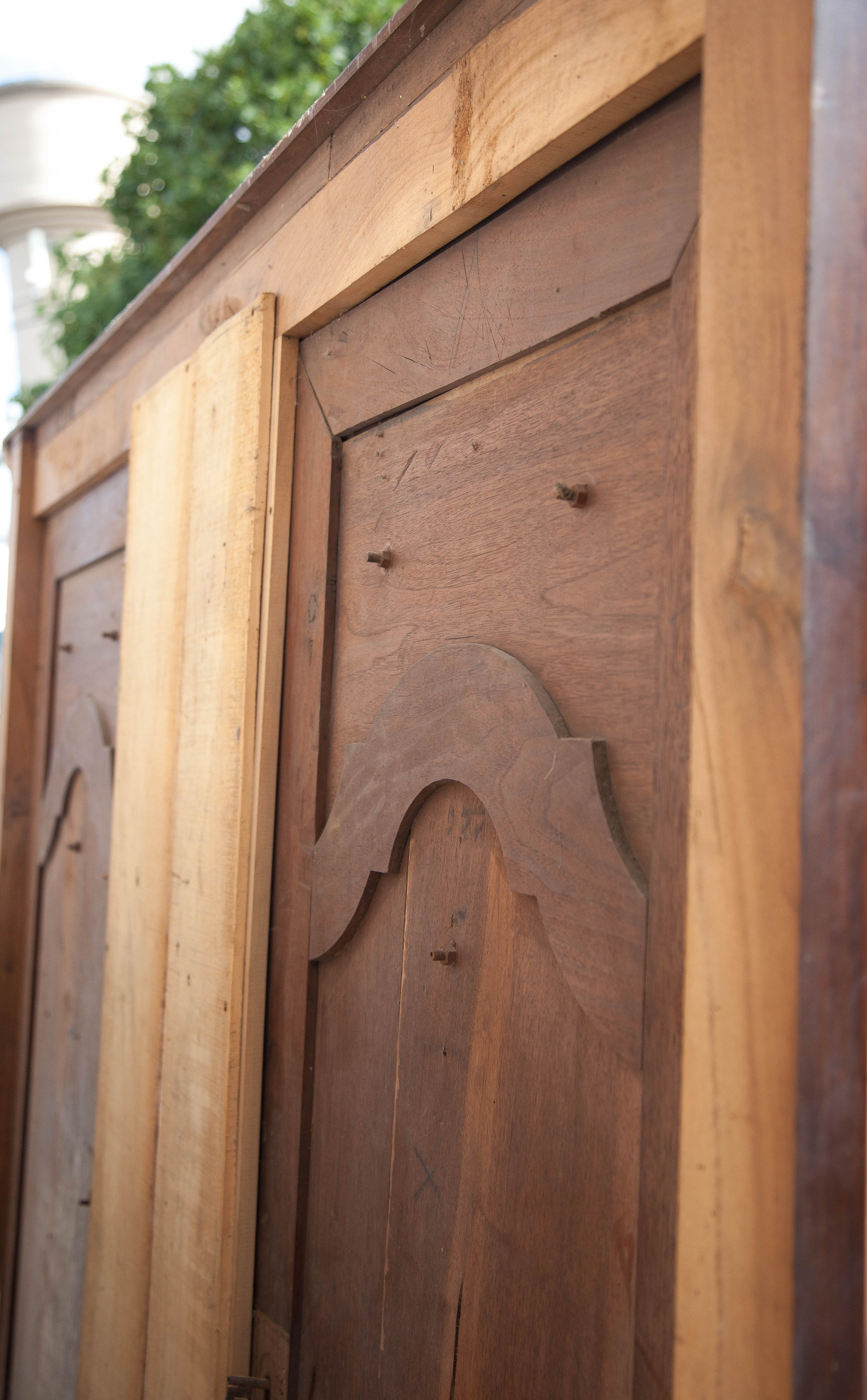 Grand vestiaire porte-manteau en bois 2 portes ancien