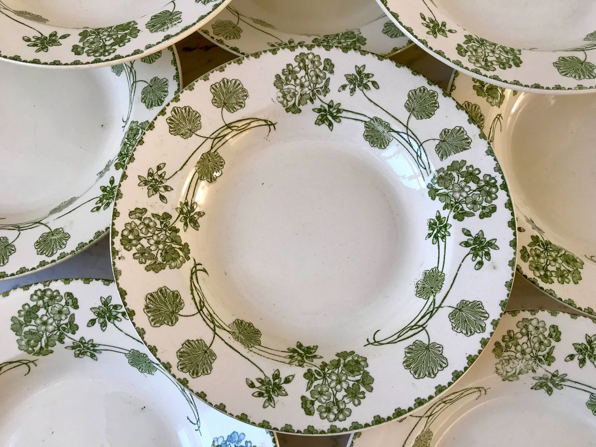 set of 8 hollow plates in Digoin Sarreguemines Iron Earth model "Geranium" green late 19th century