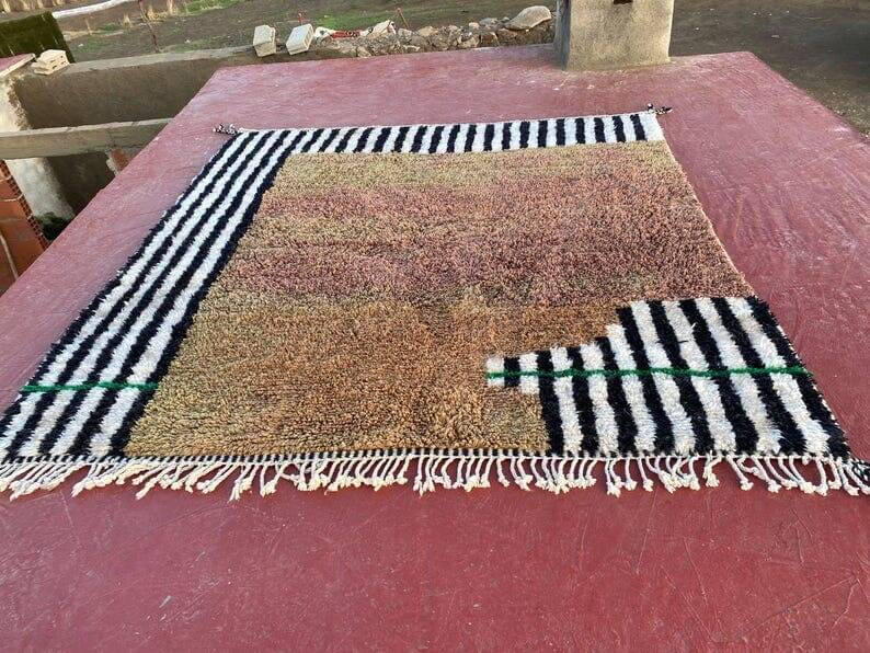 Moroccan rug from Oued Zam, handmade, traditional size 150 x 250 cm.