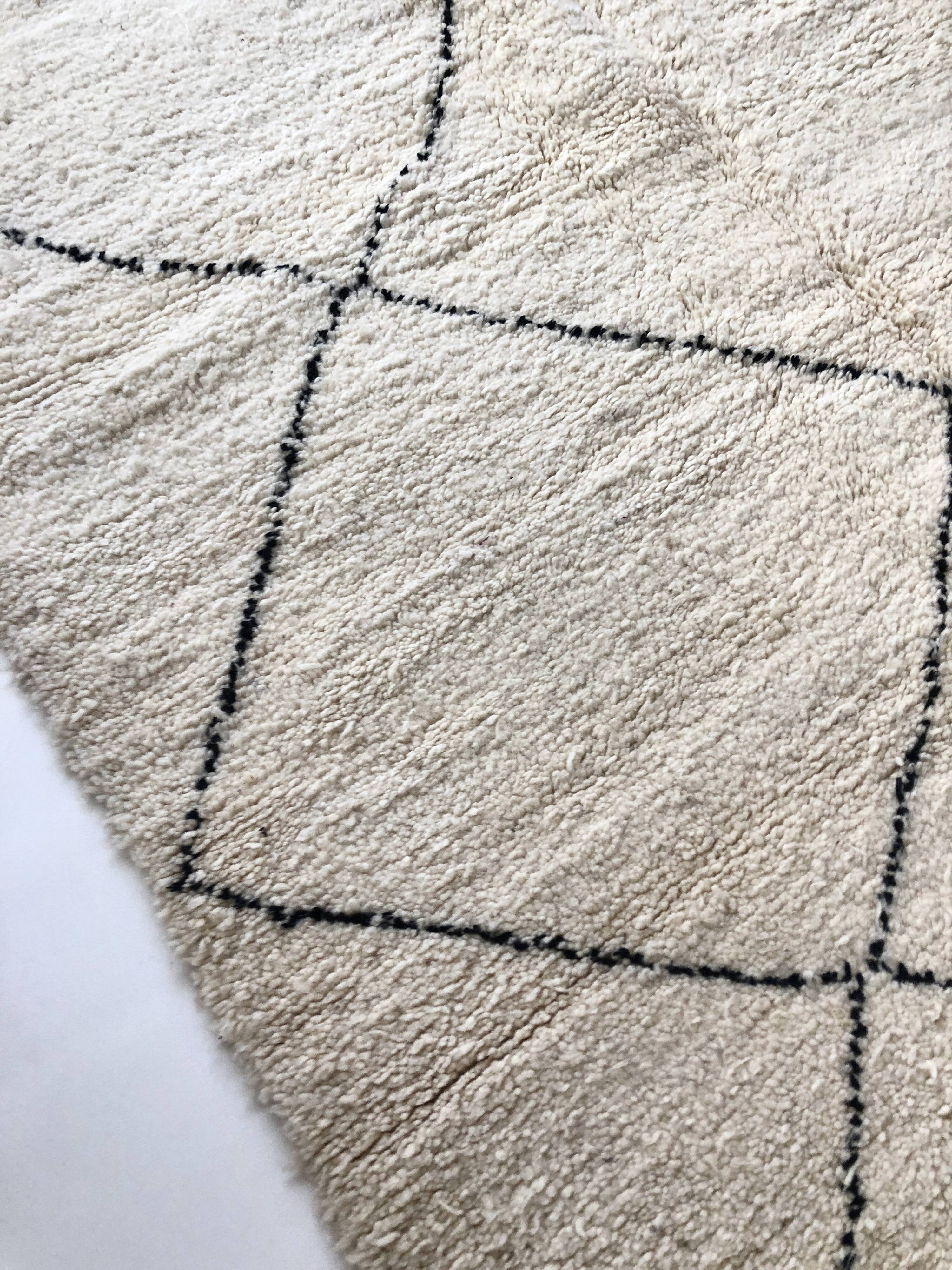 Moroccan Berber carpet with black diamonds 2,36x1.73m