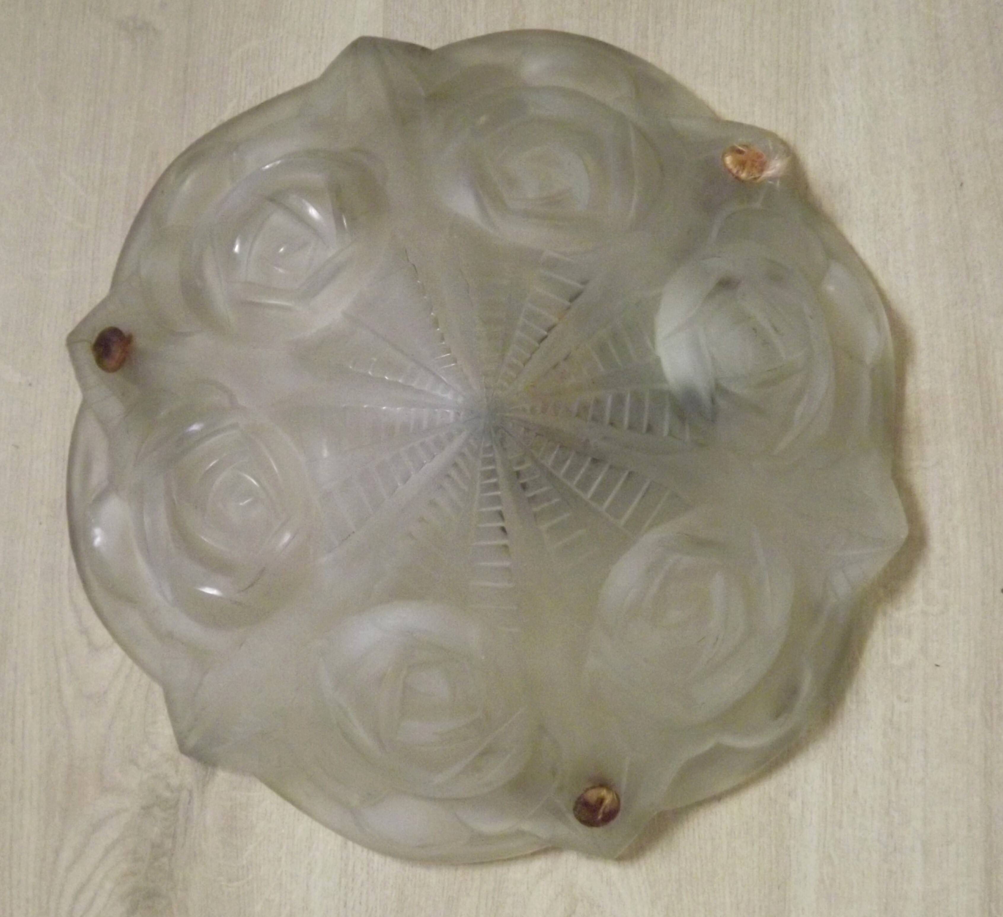 Plafonnier en verre Art Déco à décor de roses par Degué, vers 1930