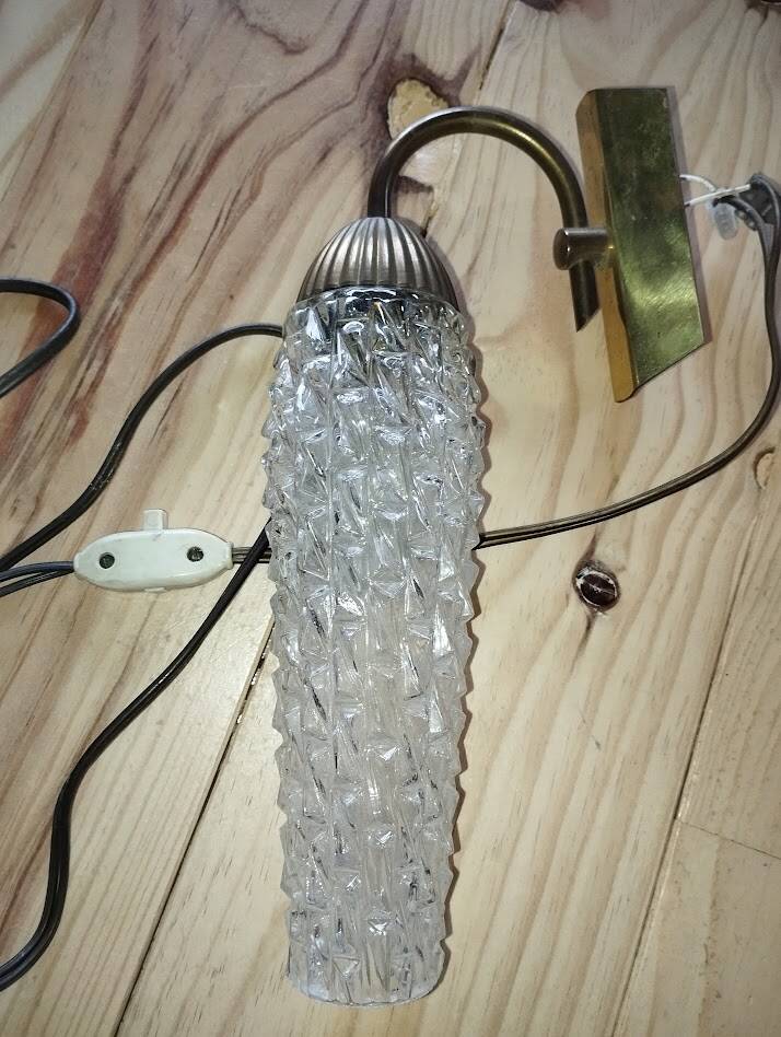 Vintage wall light in brass and textured glass – 60s/70s style