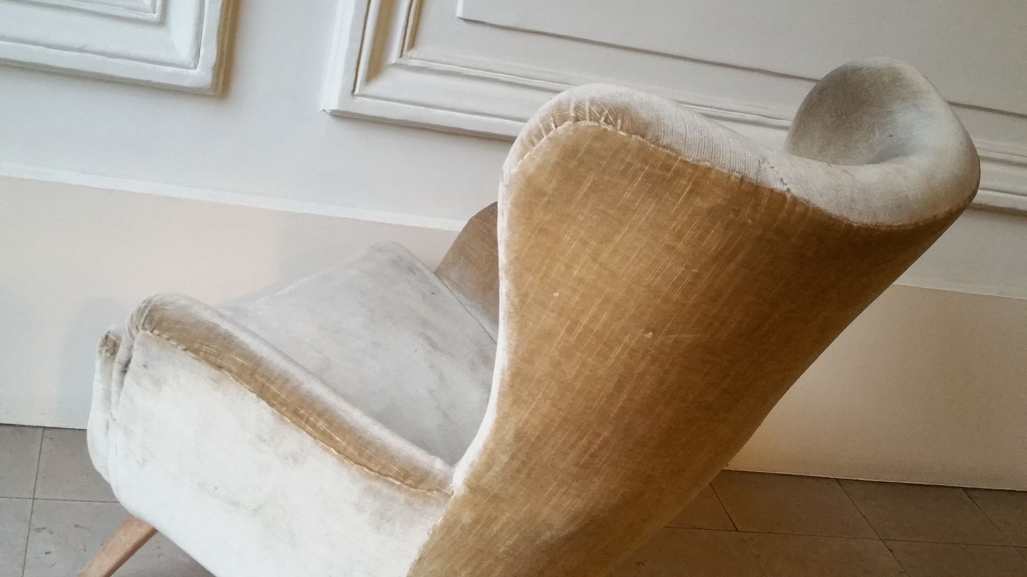 Chair has ears beige flesh wing in his 50s/60s juice