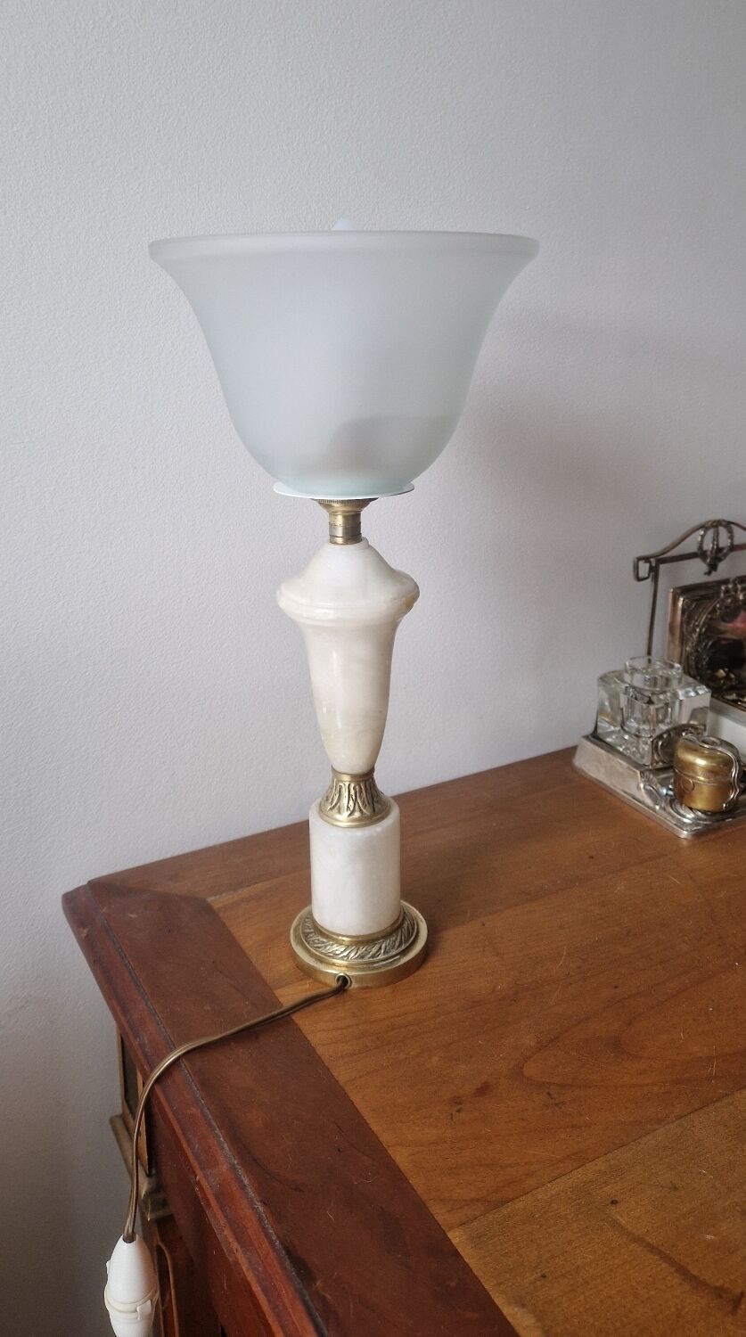 Neo-Empire style table lamp in alabaster and brass - V-shaped tulip shade