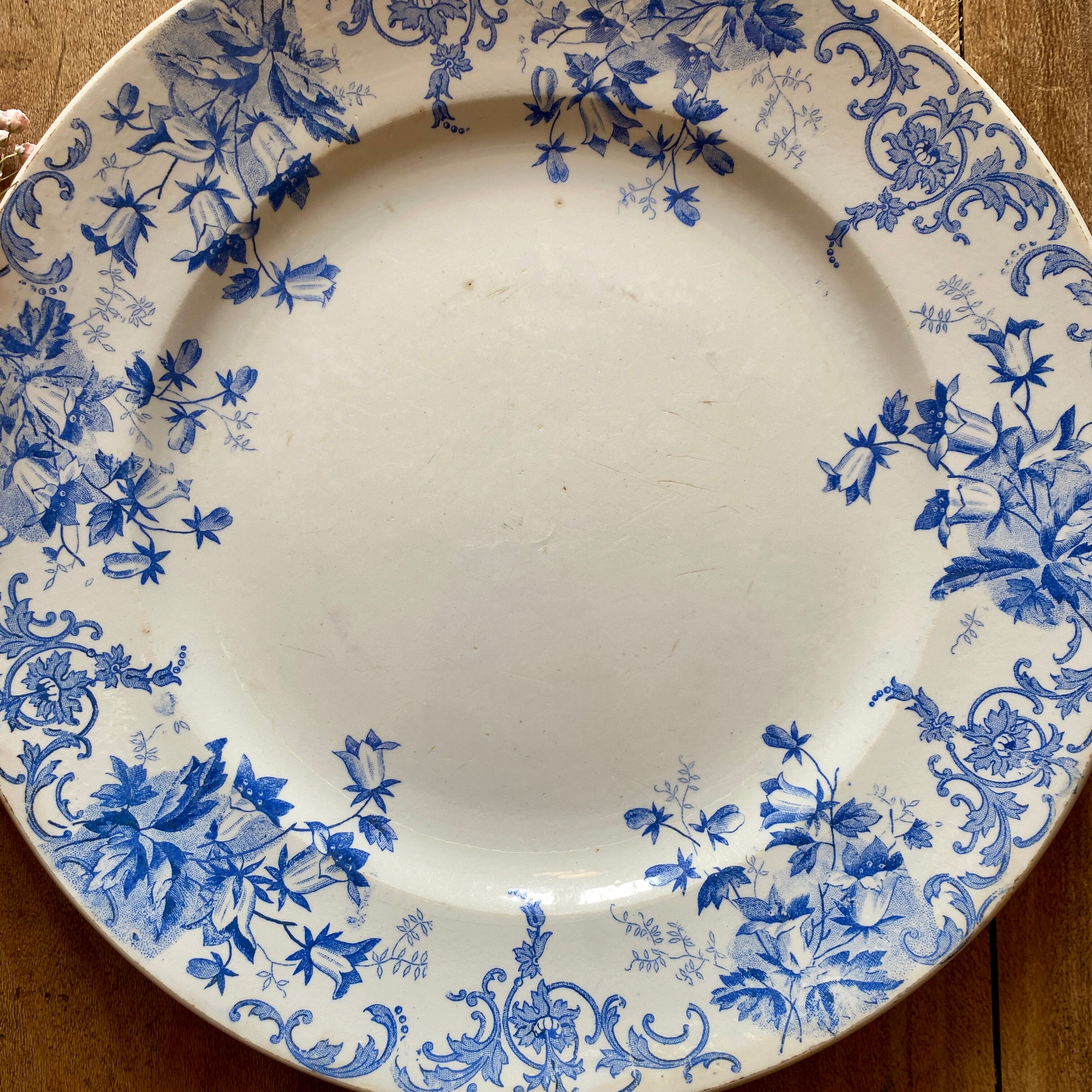 Vintage round dish in iron earth