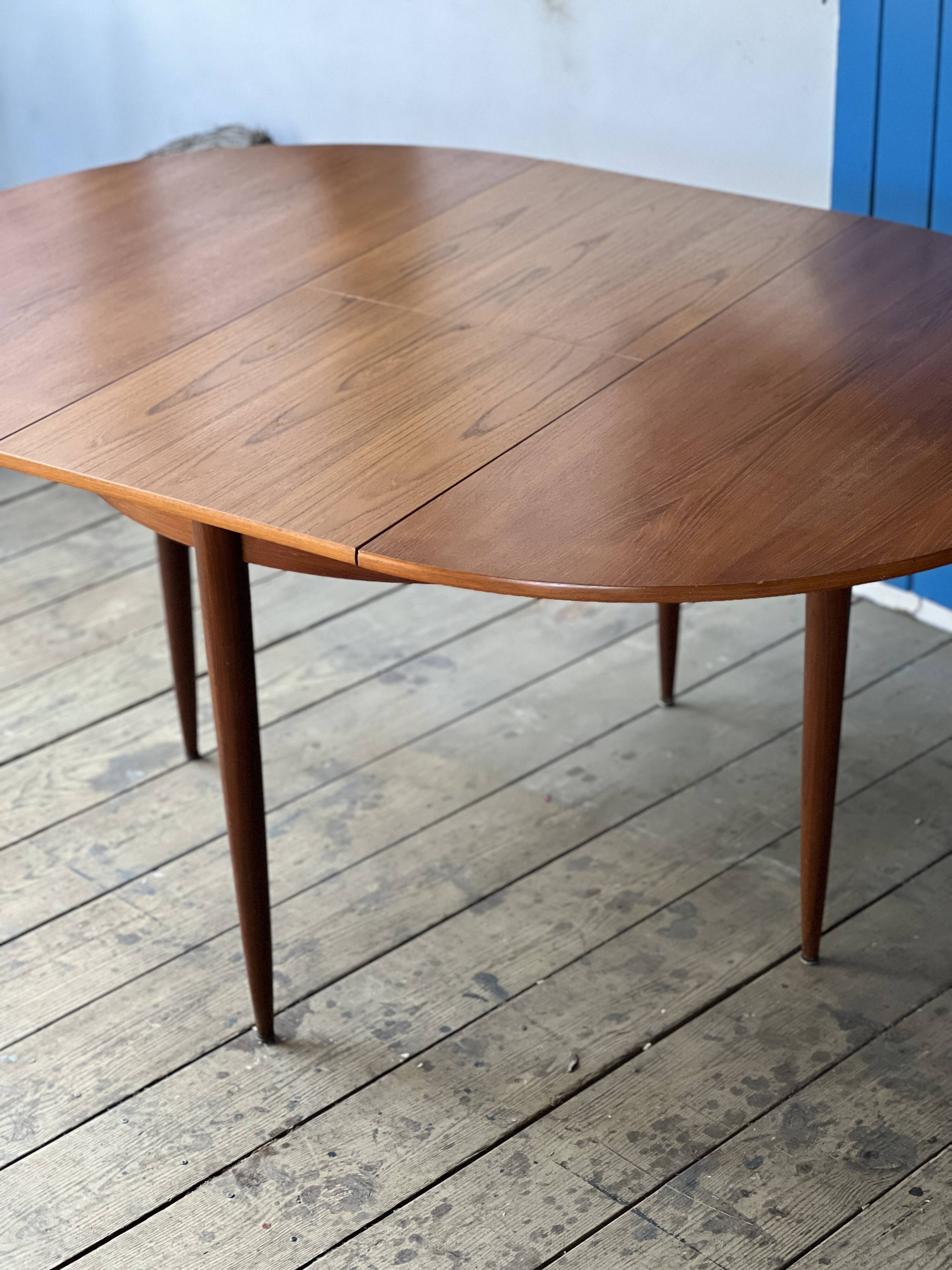 Round extendable table