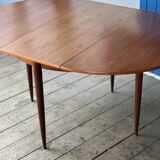 Round extendable table