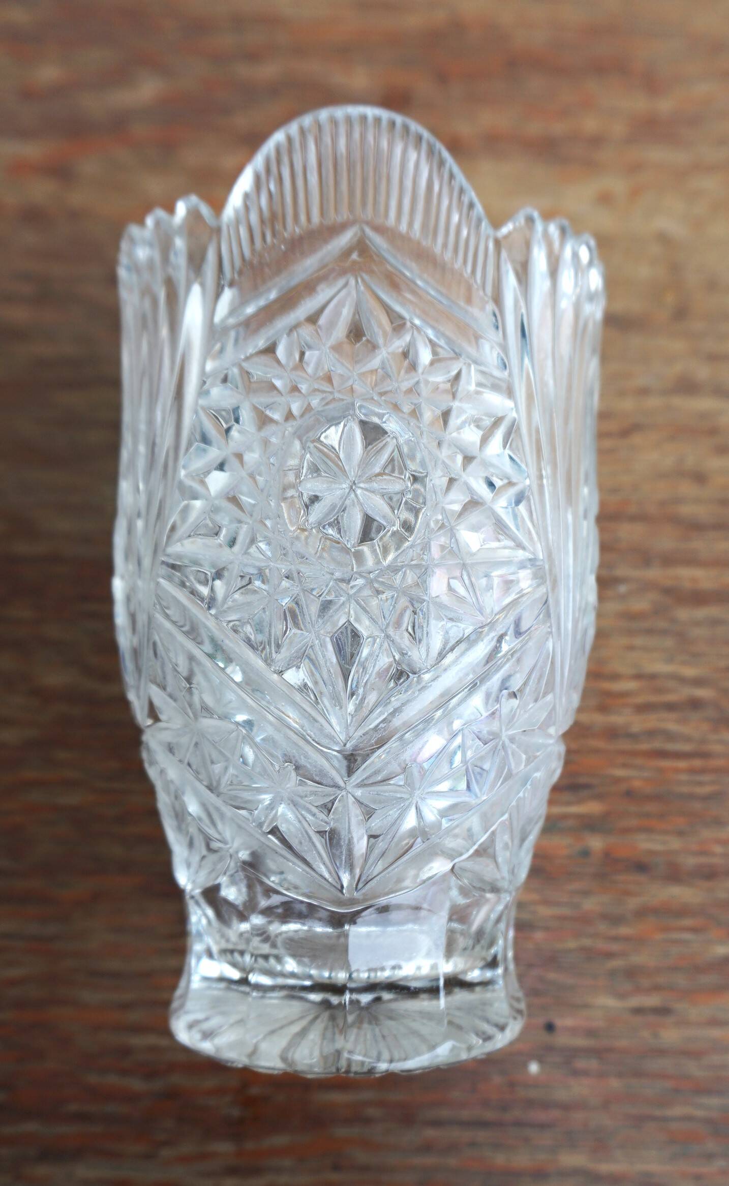 Small crystal vase with chiseled patterns and geometric decorations