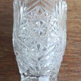 Small crystal vase with chiseled patterns and geometric decorations