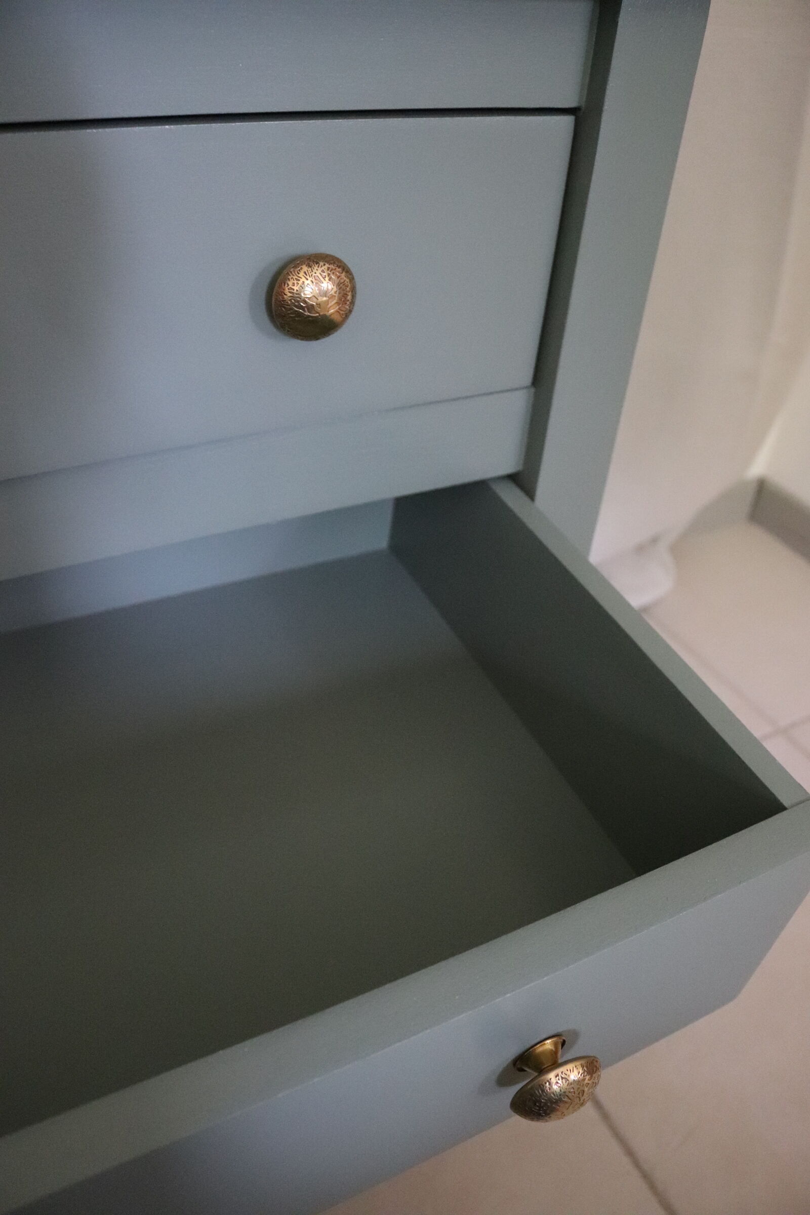 Commode vert de gris