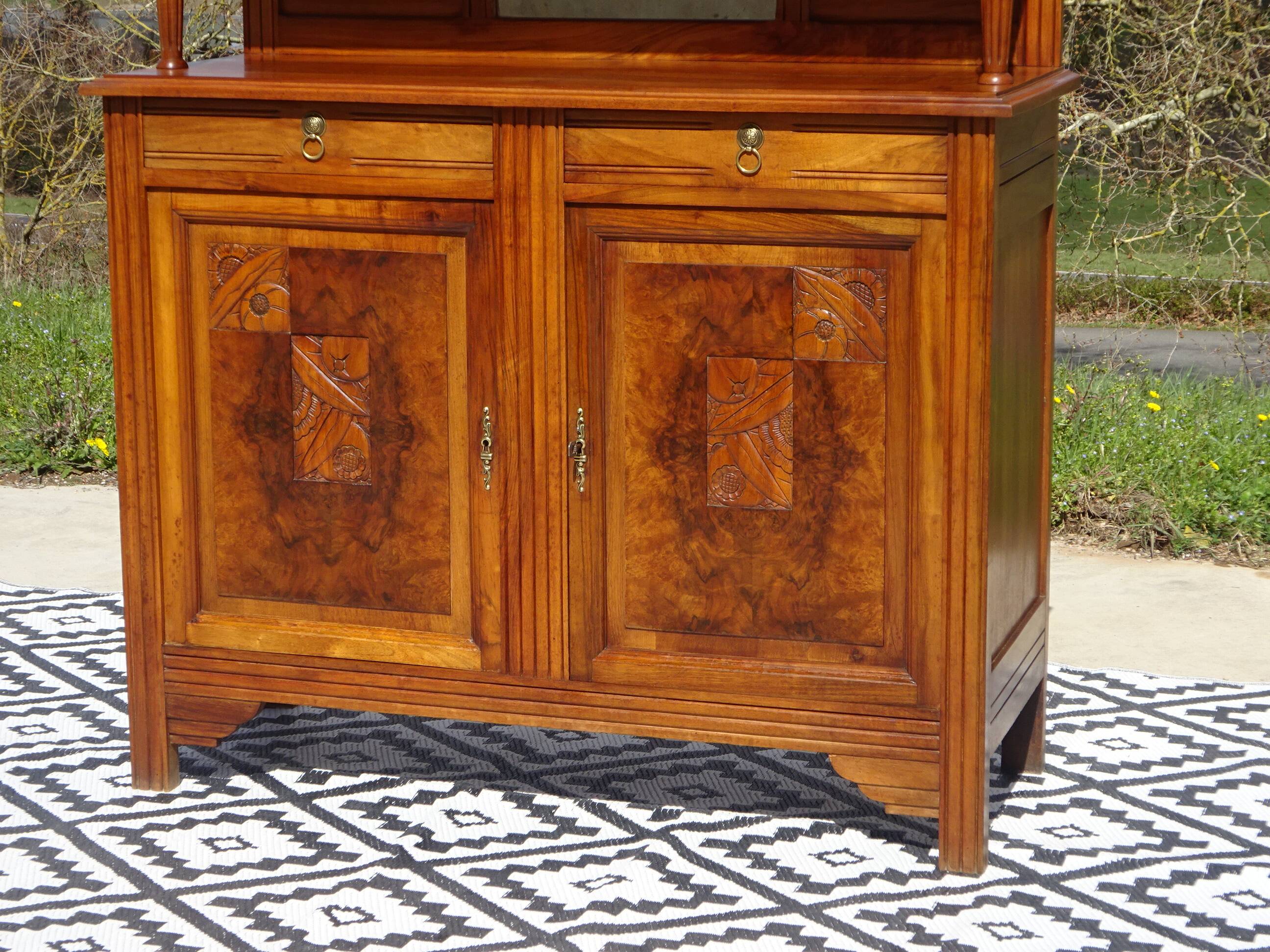 Vaisselier Art déco en noyer et ronce de noyer