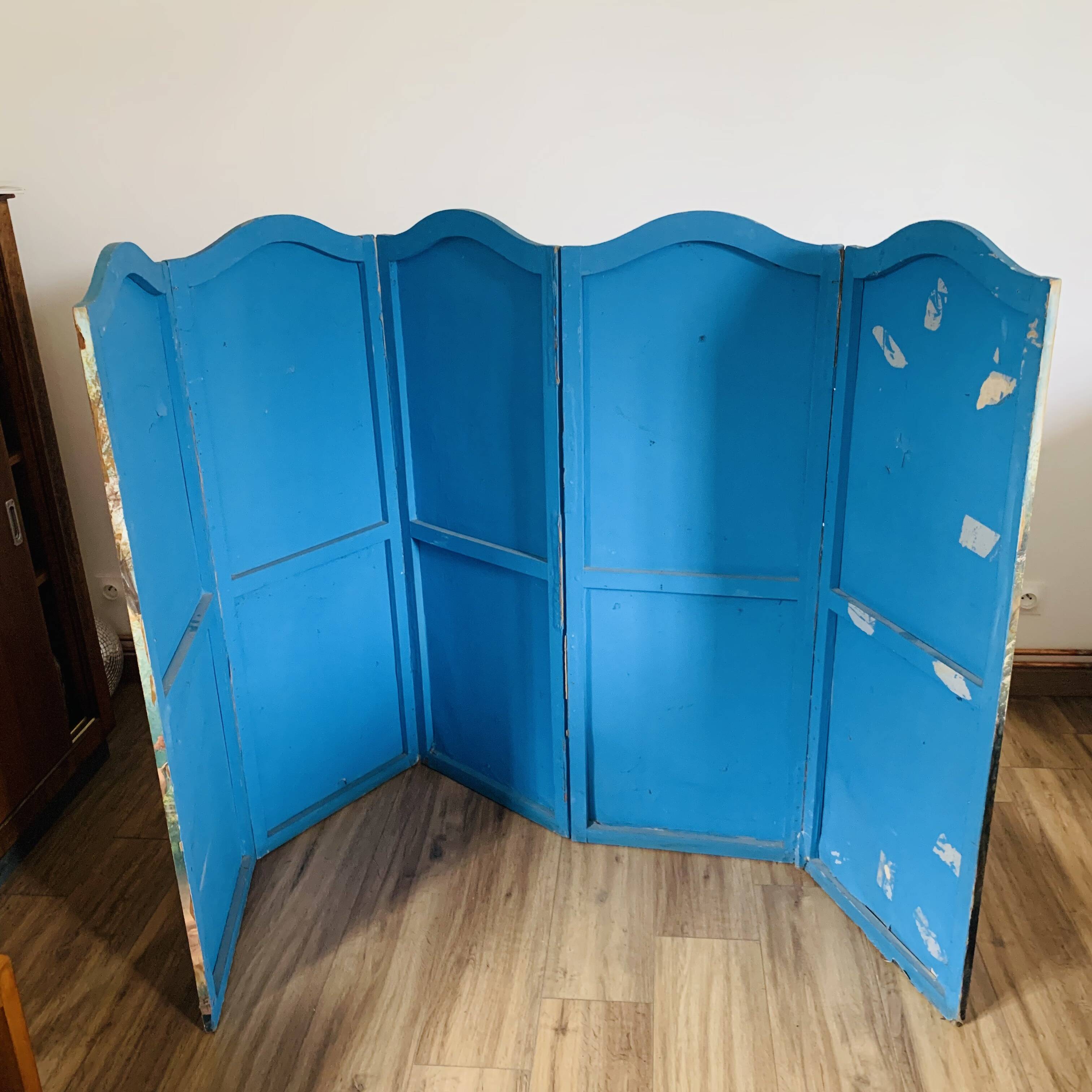 Screen made of painted canvas